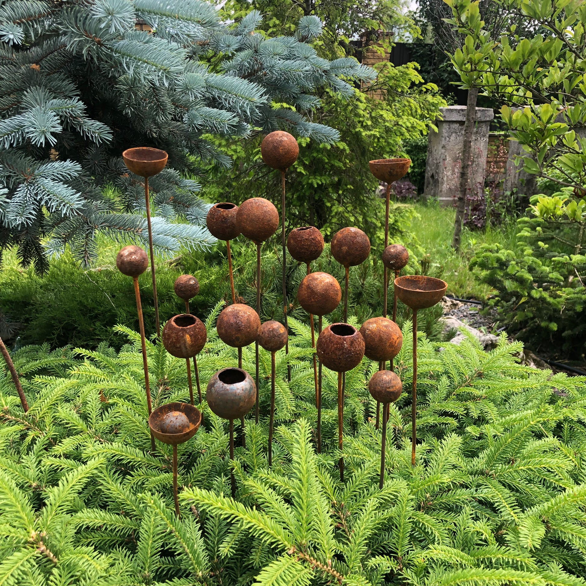 Tiny rusty flowers, 20 Flowers garden stakes, Metal garden decor, metal yard art, outdoor metal decor, Garden art