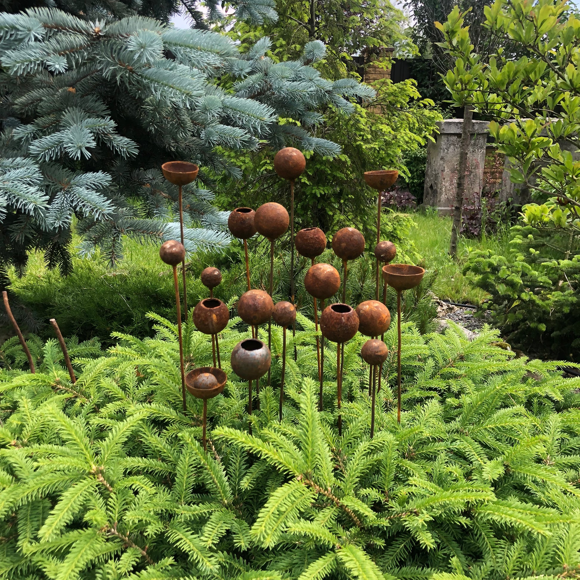 Tiny rusty flowers, 20 Flowers garden stakes, Metal garden decor, metal yard art, outdoor metal decor, Garden art