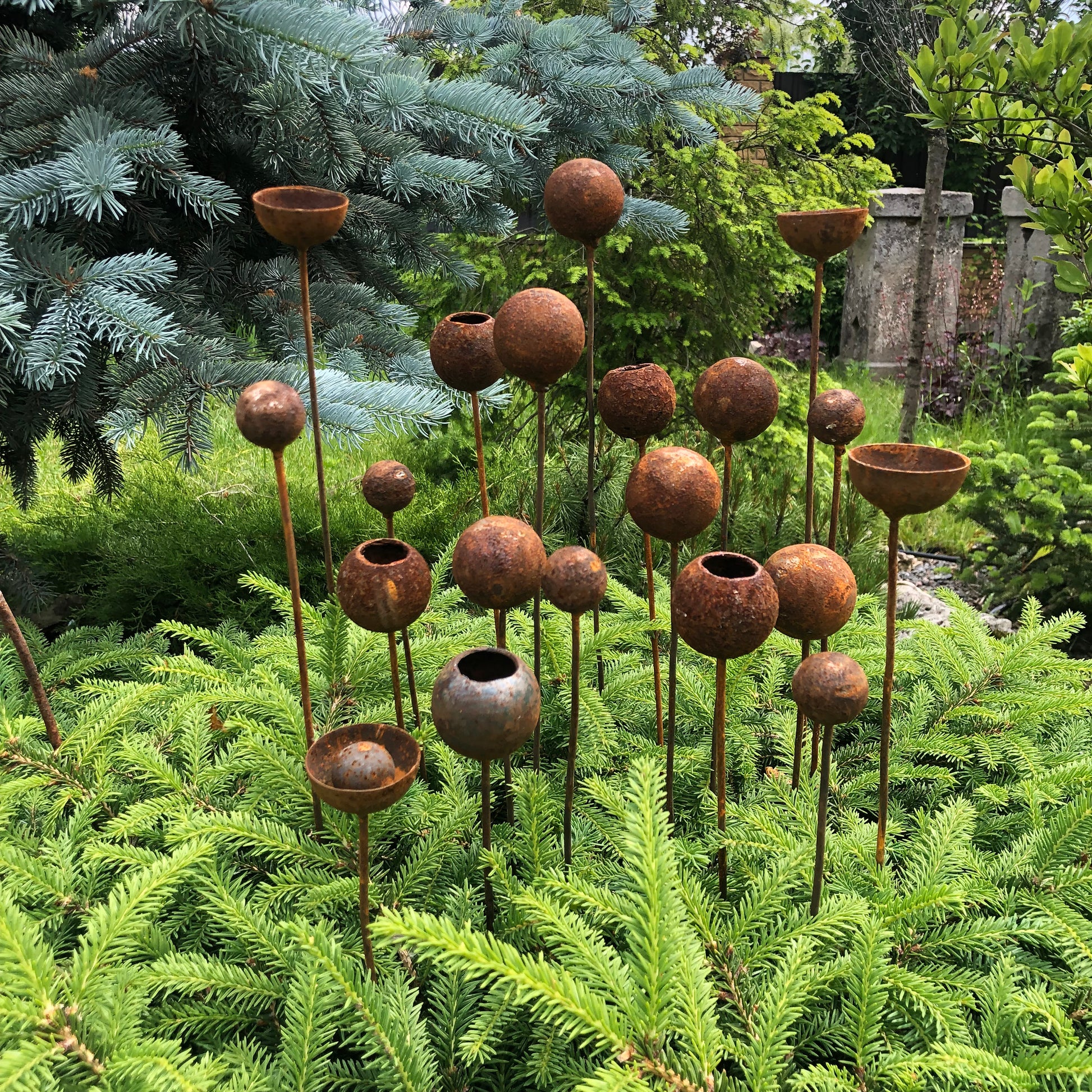 Tiny rusty flowers, 20 Flowers garden stakes, Metal garden decor, metal yard art, outdoor metal decor, Garden art