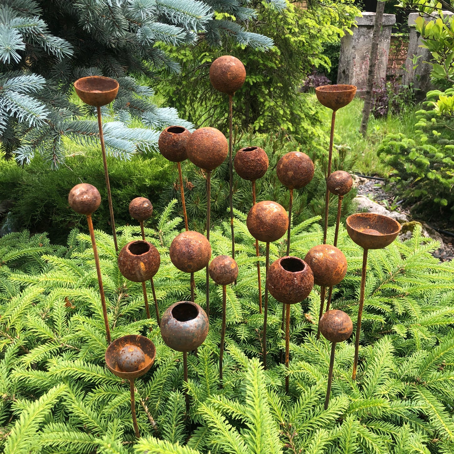 Tiny rusty flowers, 20 Flowers garden stakes, Metal garden decor, metal yard art, outdoor metal decor, Garden art