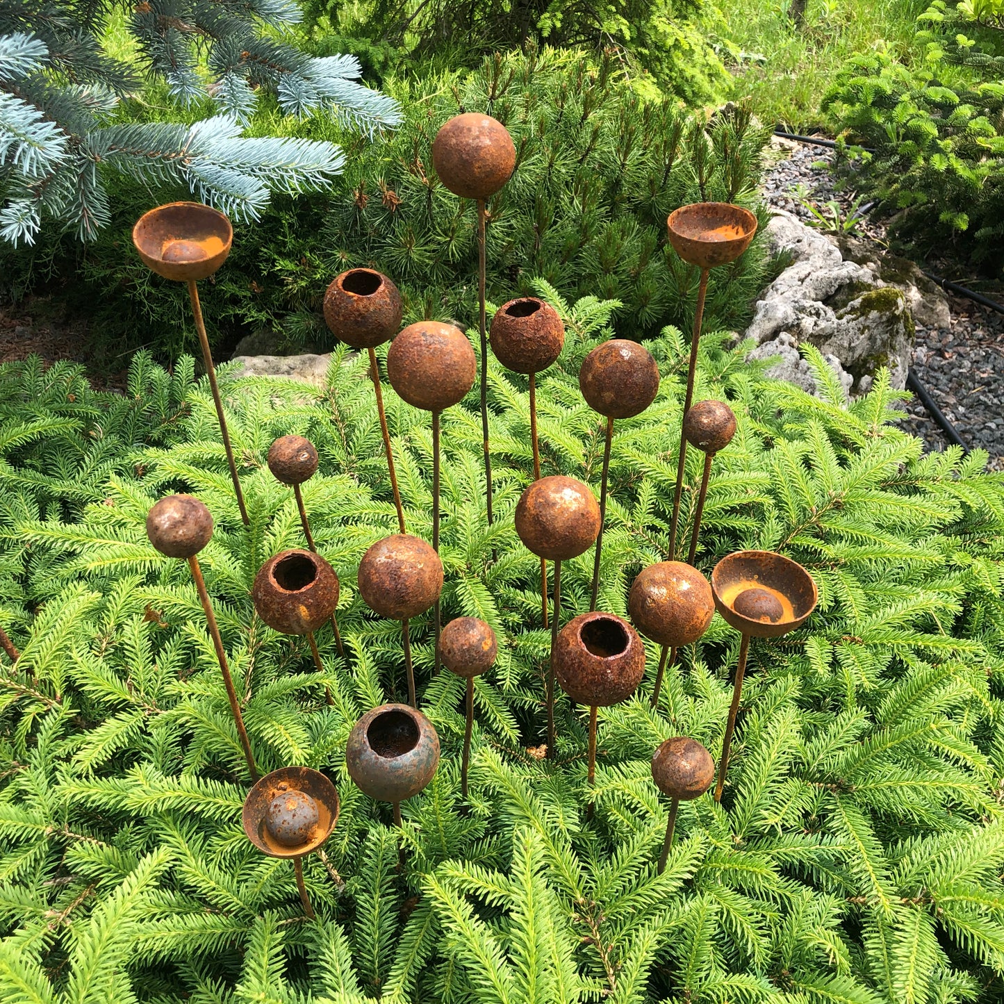 Tiny rusty flowers, 20 Flowers garden stakes, Metal garden decor, metal yard art, outdoor metal decor, Garden art