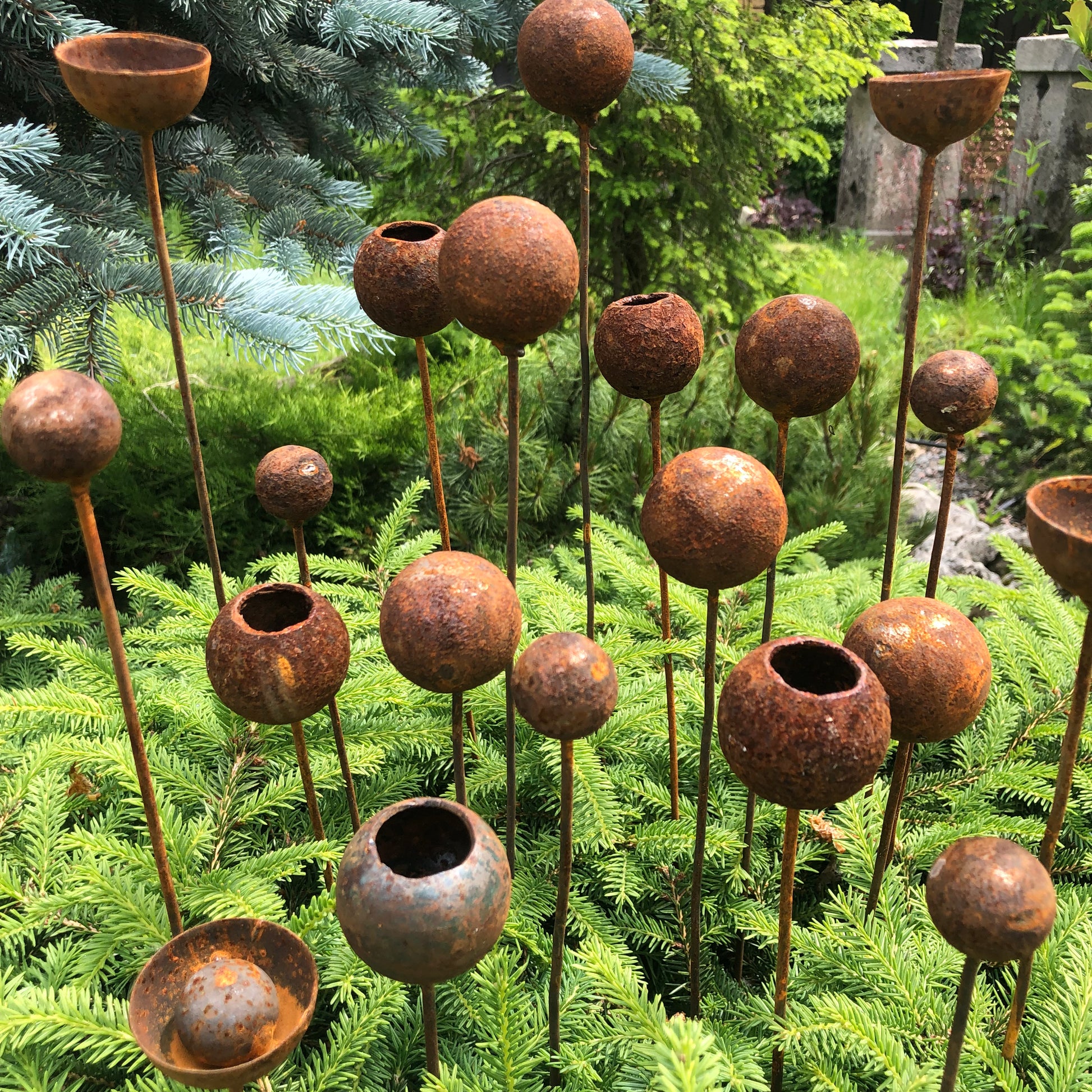 Tiny rusty flowers, 20 Flowers garden stakes, Metal garden decor, metal yard art, outdoor metal decor, Garden art