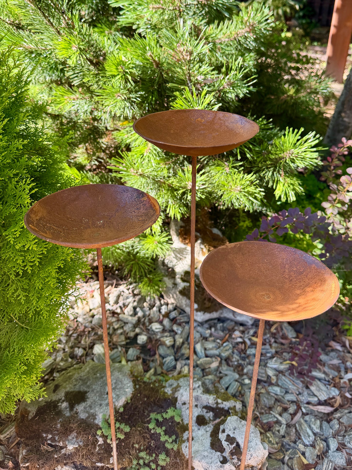 Set de 5 flores rústicas, Estaca de metal para jardín, Decoración de metal para jardín, Arte metálico para patio, Decoración de metal para exteriores, Decoración rústica de metal para jardín