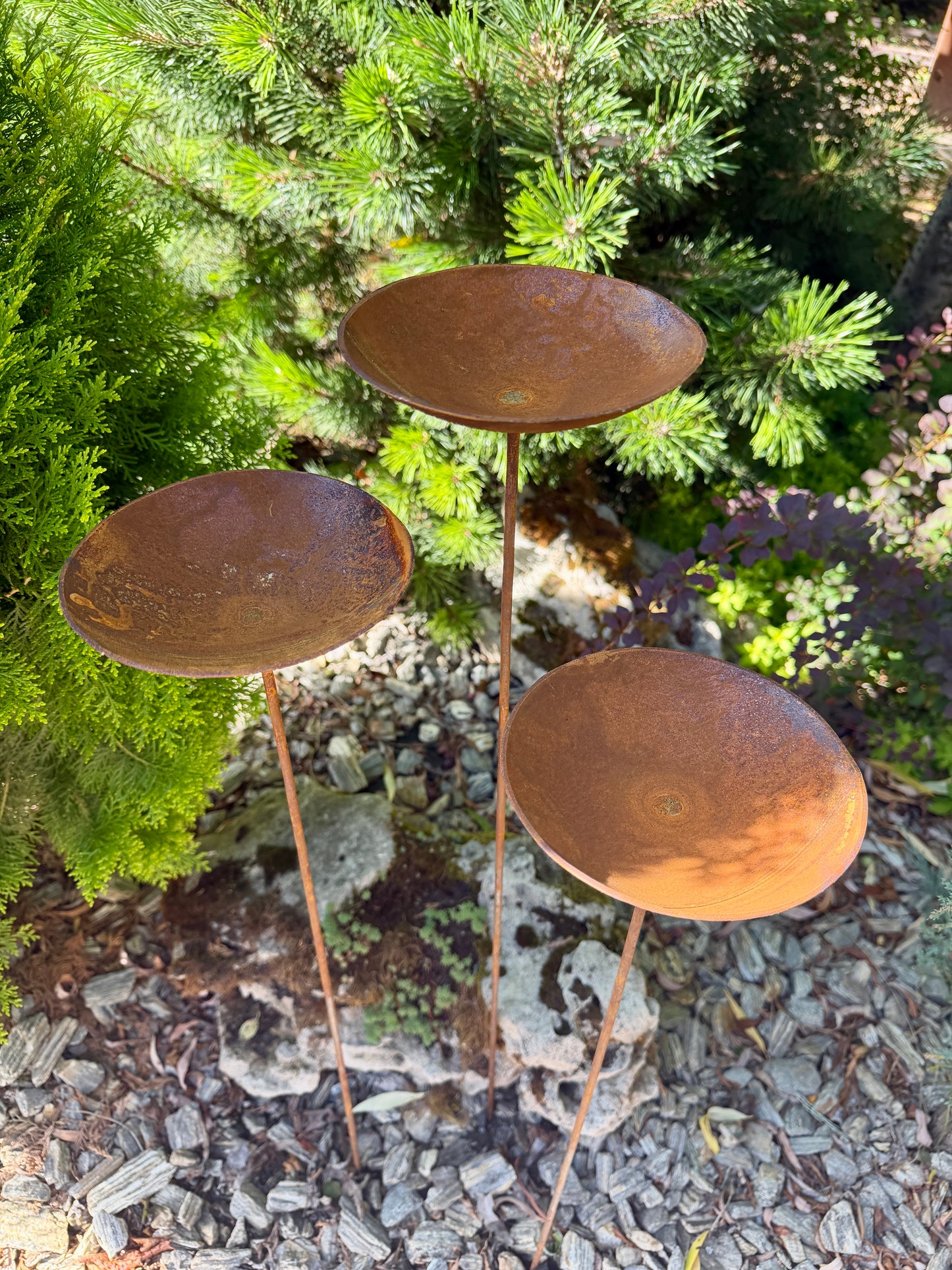 Set de 5 flores rústicas, Estaca de metal para jardín, Decoración de metal para jardín, Arte metálico para patio, Decoración de metal para exteriores, Decoración rústica de metal para jardín