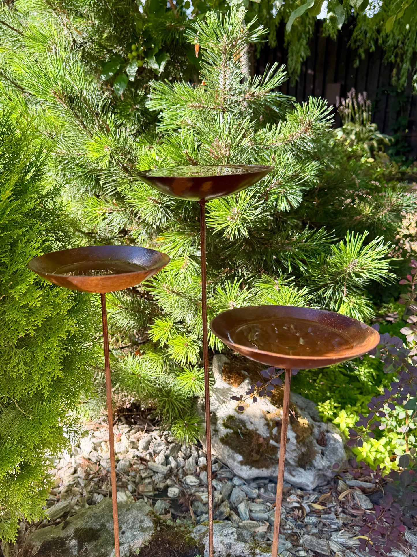 Set de 5 flores rústicas, Estaca de metal para jardín, Decoración de metal para jardín, Arte metálico para patio, Decoración de metal para exteriores, Decoración rústica de metal para jardín