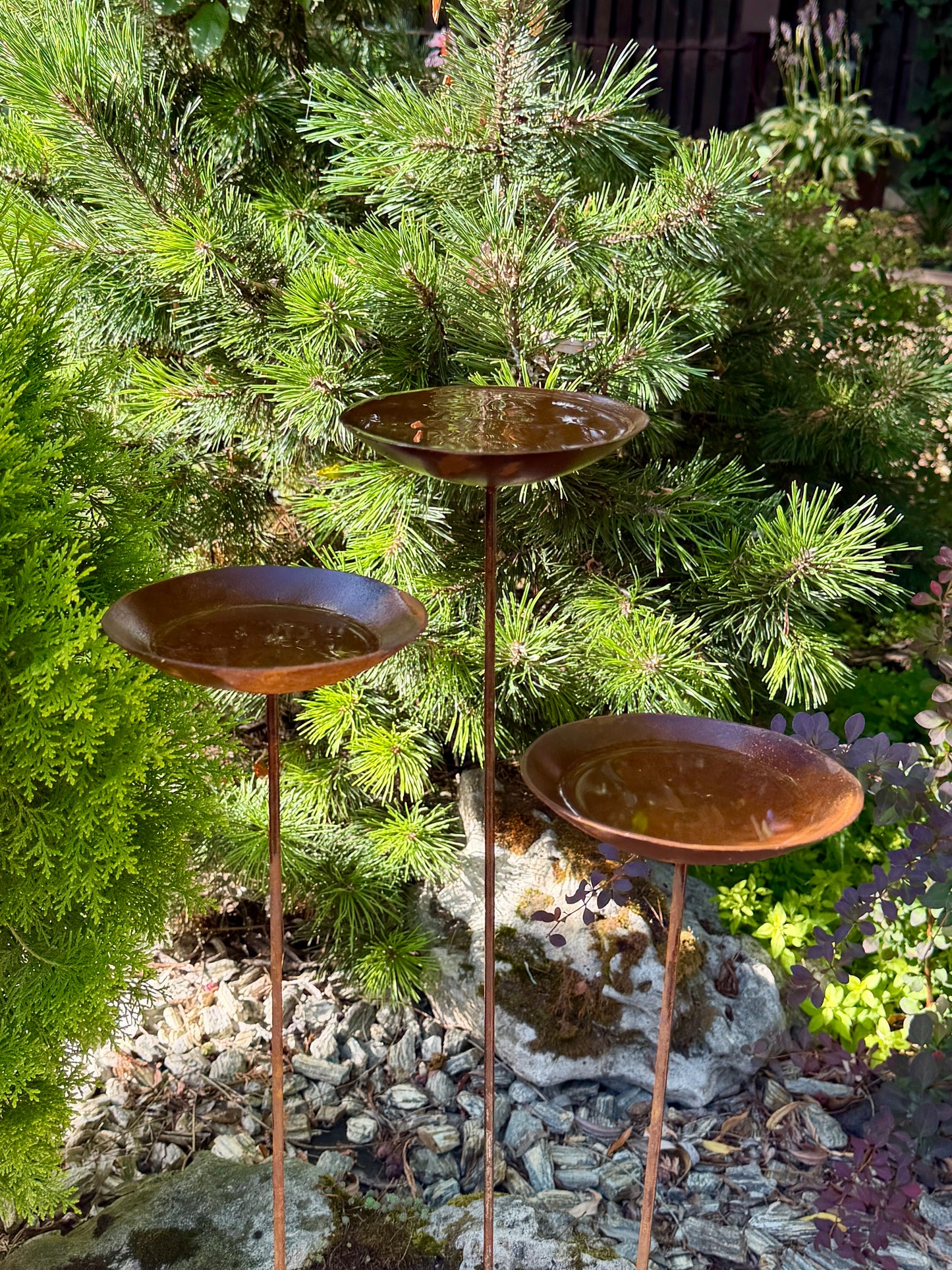 Set de 5 flores rústicas, Estaca de metal para jardín, Decoración de metal para jardín, Arte metálico para patio, Decoración de metal para exteriores, Decoración rústica de metal para jardín