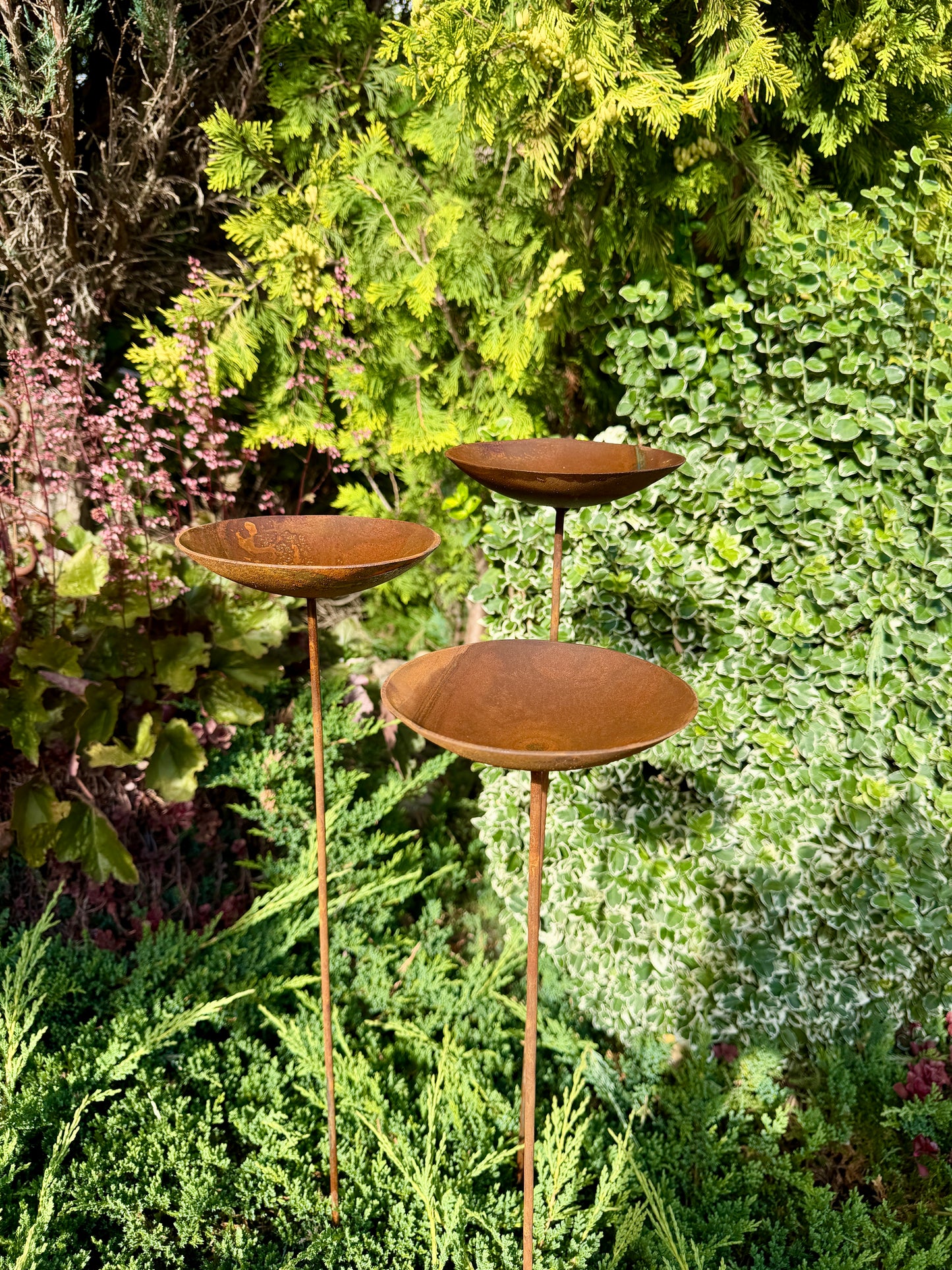 Set de 5 flores rústicas, Estaca de metal para jardín, Decoración de metal para jardín, Arte metálico para patio, Decoración de metal para exteriores, Decoración rústica de metal para jardín