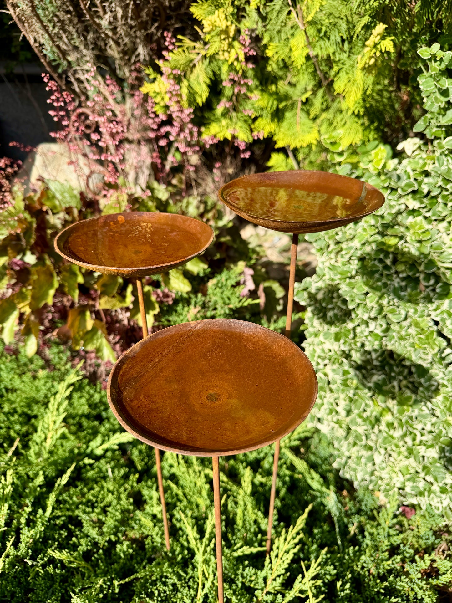 Set de 5 flores rústicas, Estaca de metal para jardín, Decoración de metal para jardín, Arte metálico para patio, Decoración de metal para exteriores, Decoración rústica de metal para jardín