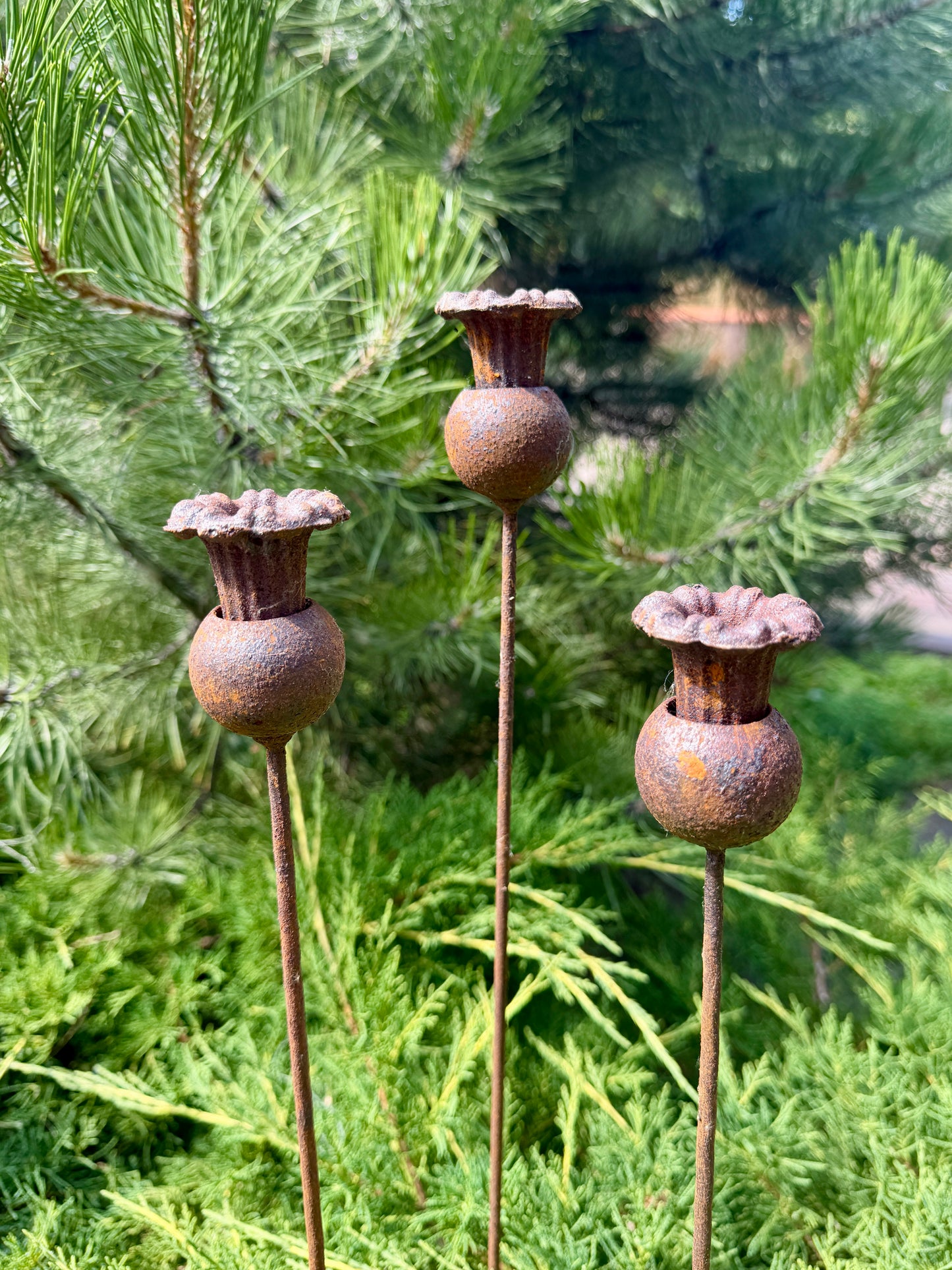 Rostige Blumengartenstecker, Blumengartendeko, Metallgartendeko, Metallgartenkunst, Metalldeko für den Außenbereich, rostiges Metallgartendeko
