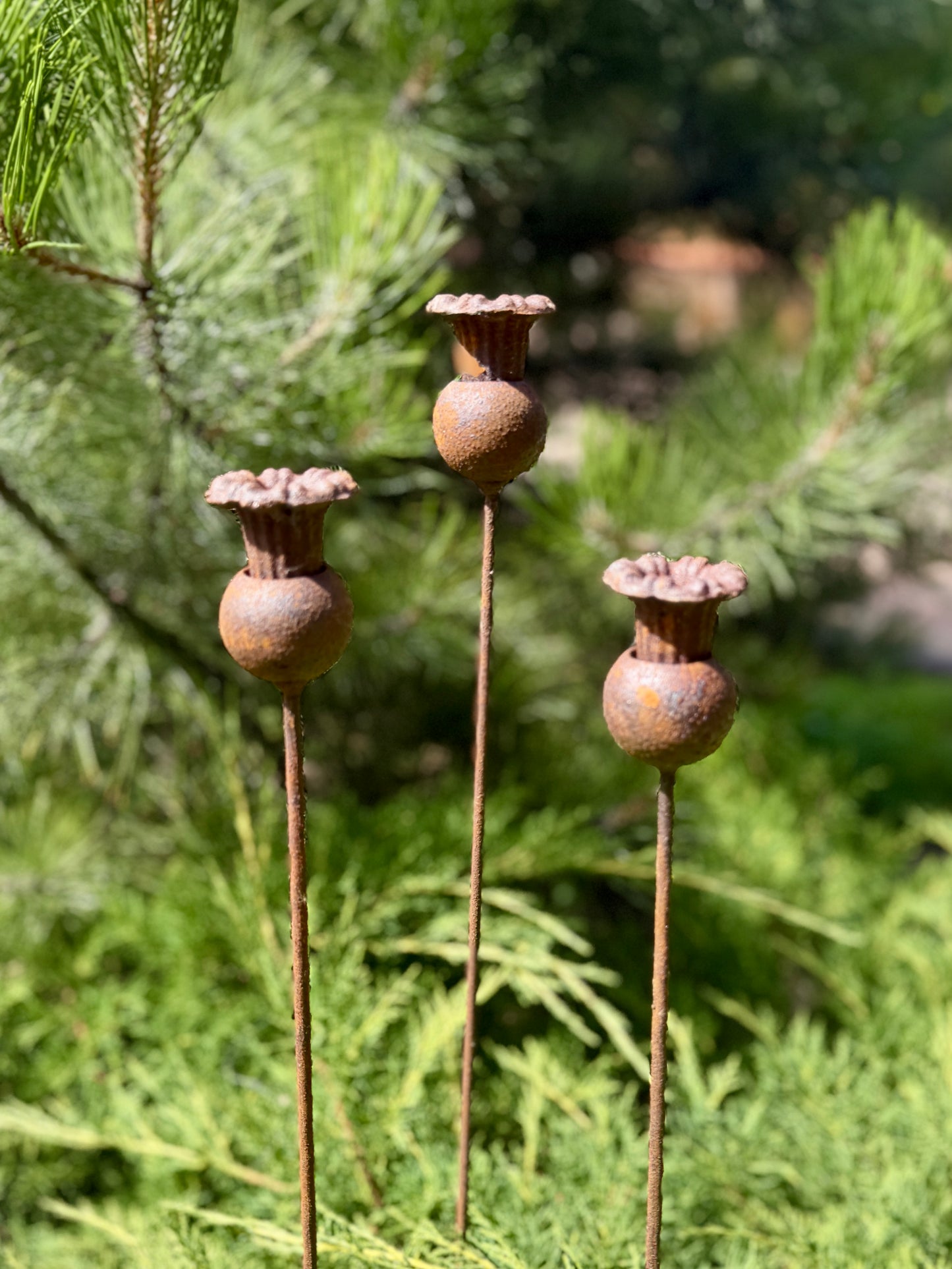 Rostige Blumengartenstecker, Blumengartendeko, Metallgartendeko, Metallgartenkunst, Metalldeko für den Außenbereich, rostiges Metallgartendeko