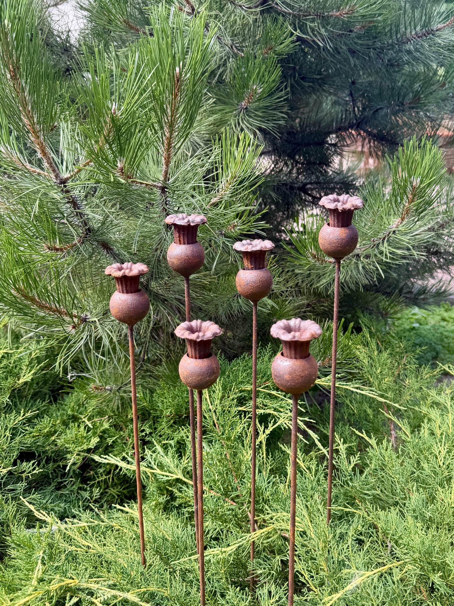 Rostige Blumengartenstecker, Blumengartendeko, Metallgartendeko, Metallgartenkunst, Metalldeko für den Außenbereich, rostiges Metallgartendeko