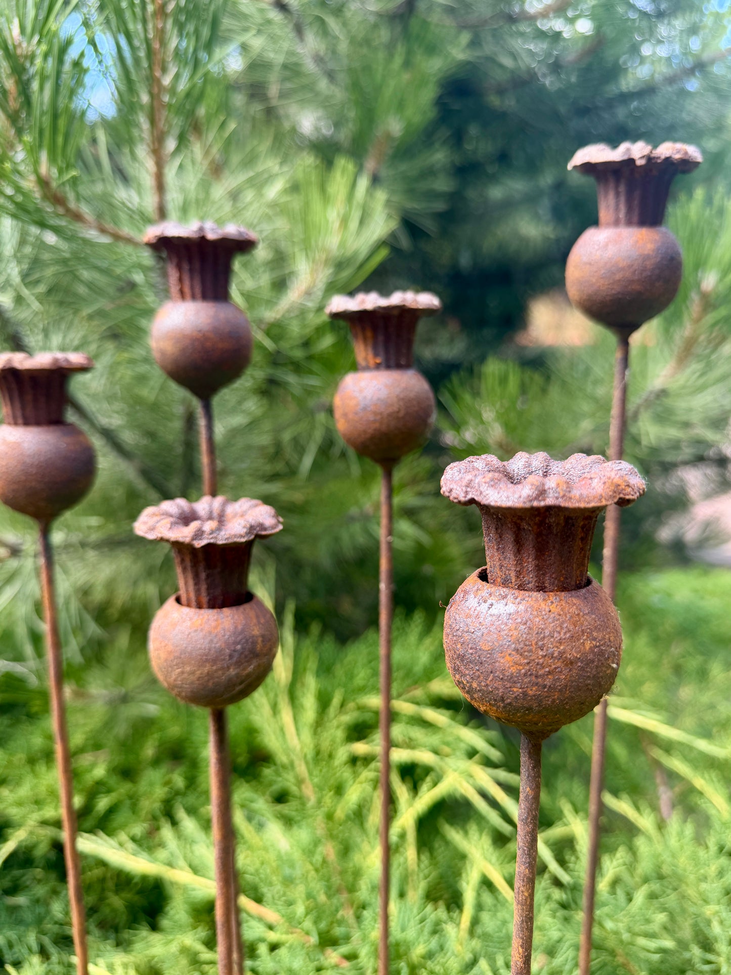 Rostige Blumengartenstecker, Blumengartendeko, Metallgartendeko, Metallgartenkunst, Metalldeko für den Außenbereich, rostiges Metallgartendeko