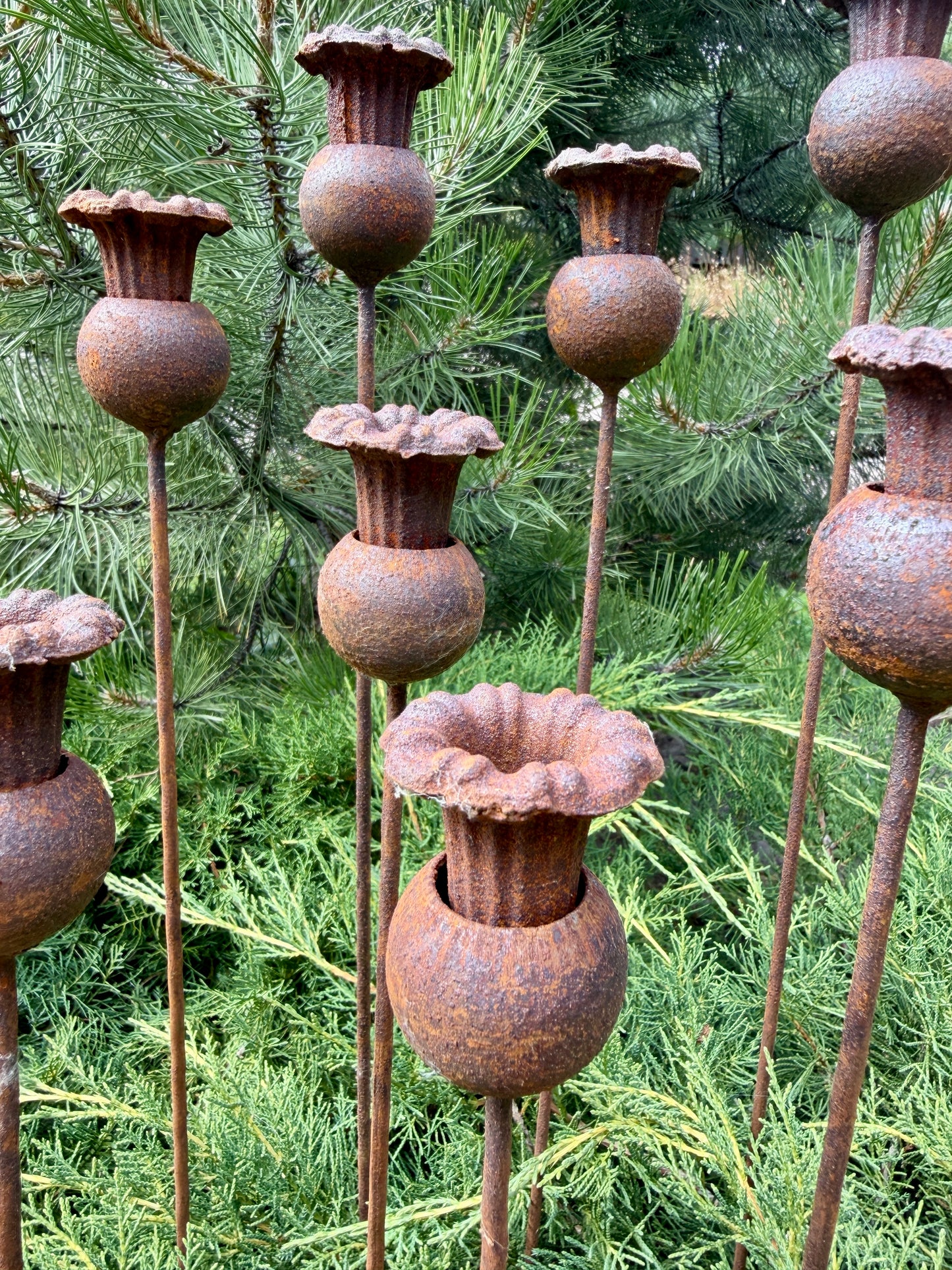 Rostige Blumengartenstecker, Blumengartendeko, Metallgartendeko, Metallgartenkunst, Metalldeko für den Außenbereich, rostiges Metallgartendeko