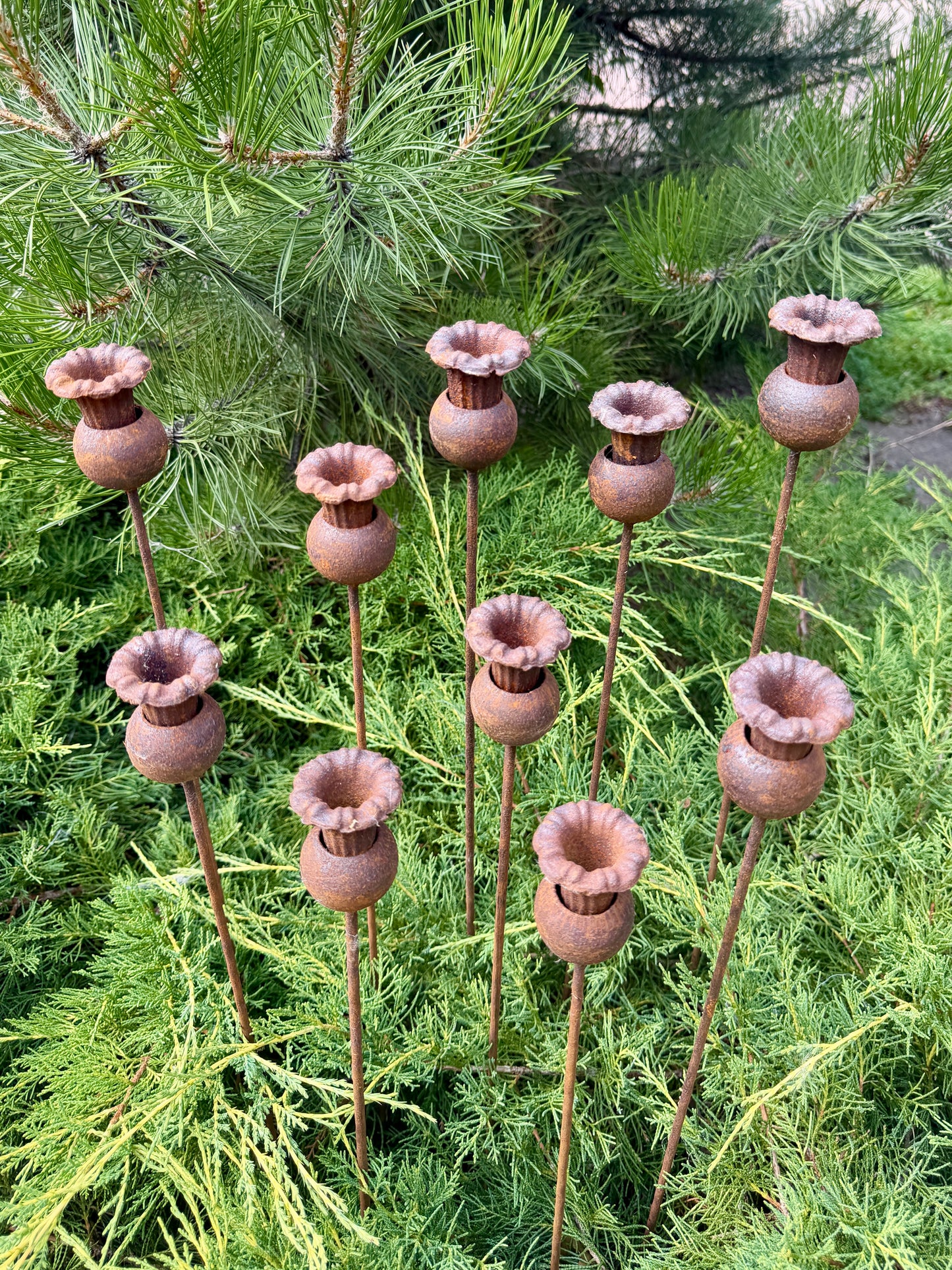 Rostige Blumengartenstecker, Blumengartendeko, Metallgartendeko, Metallgartenkunst, Metalldeko für den Außenbereich, rostiges Metallgartendeko