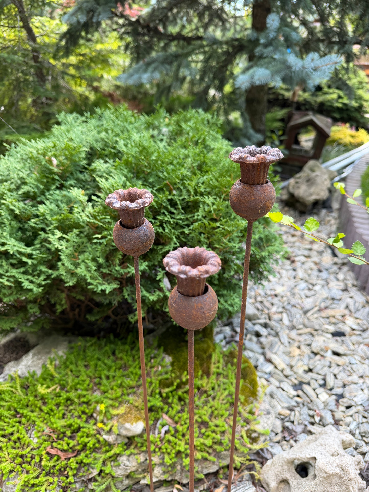 Rostige Blumengartenstecker, Blumengartendeko, Metallgartendeko, Metallgartenkunst, Metalldeko für den Außenbereich, rostiges Metallgartendeko