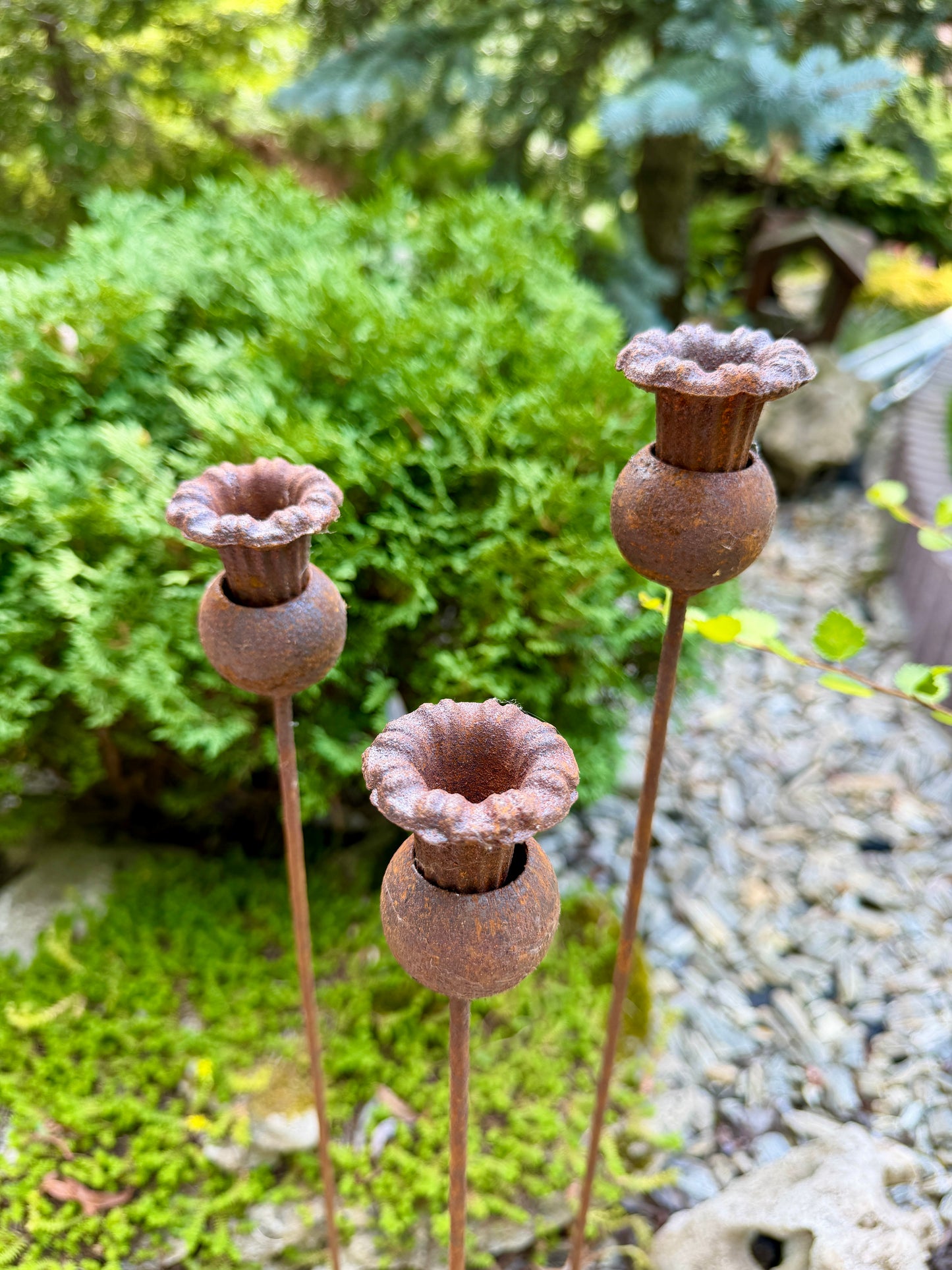 Rostige Blumengartenstecker, Blumengartendeko, Metallgartendeko, Metallgartenkunst, Metalldeko für den Außenbereich, rostiges Metallgartendeko