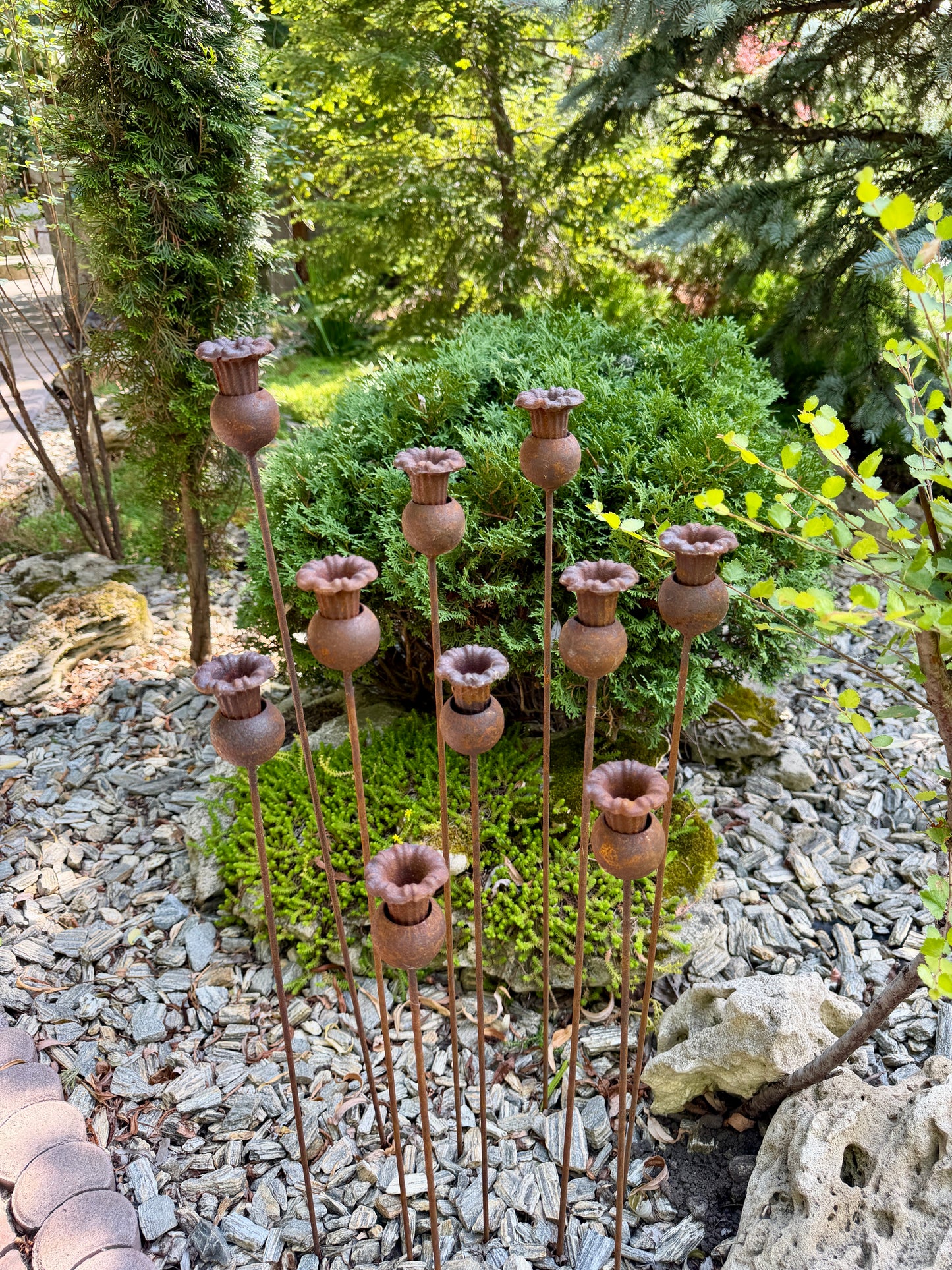 Rostige Blumengartenstecker, Blumengartendeko, Metallgartendeko, Metallgartenkunst, Metalldeko für den Außenbereich, rostiges Metallgartendeko
