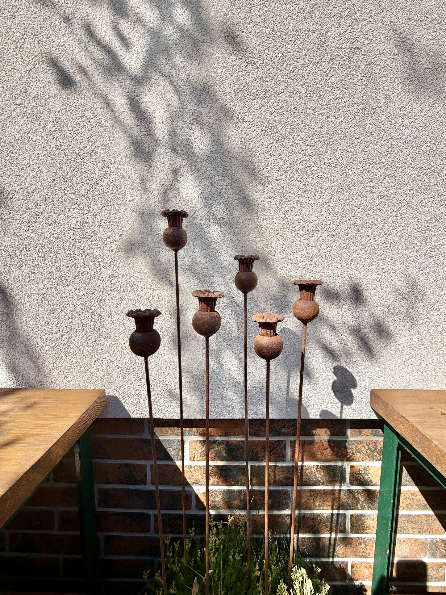 Rostige Blumengartenstecker, Blumengartendeko, Metallgartendeko, Metallgartenkunst, Metalldeko für den Außenbereich, rostiges Metallgartendeko