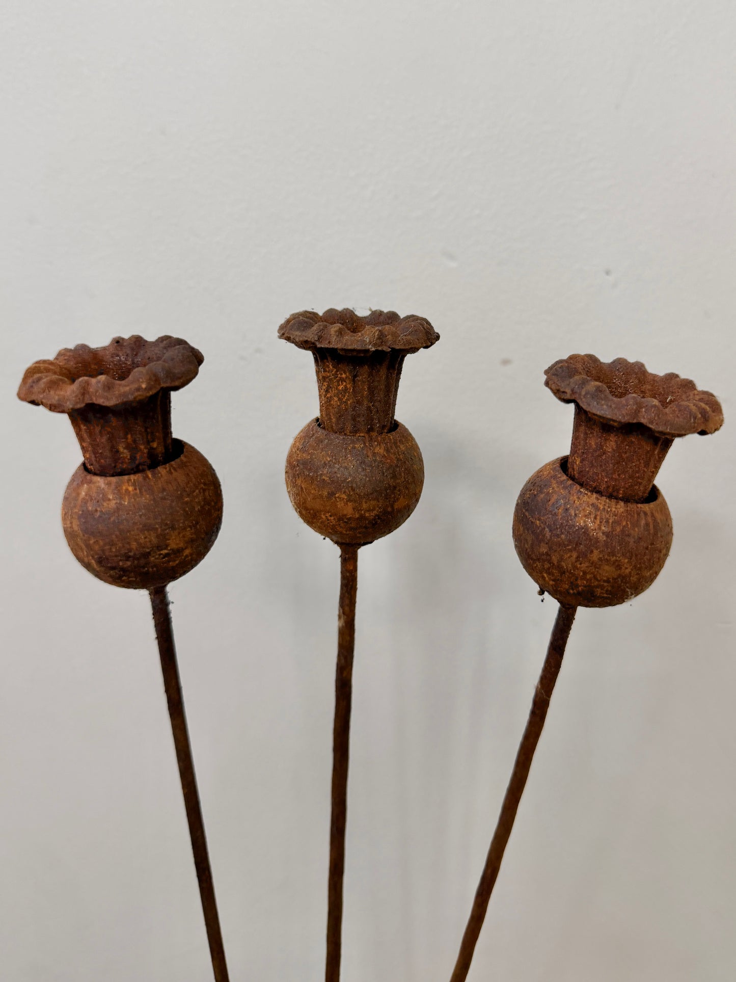 Rostige Blumengartenstecker, Blumengartendeko, Metallgartendeko, Metallgartenkunst, Metalldeko für den Außenbereich, rostiges Metallgartendeko