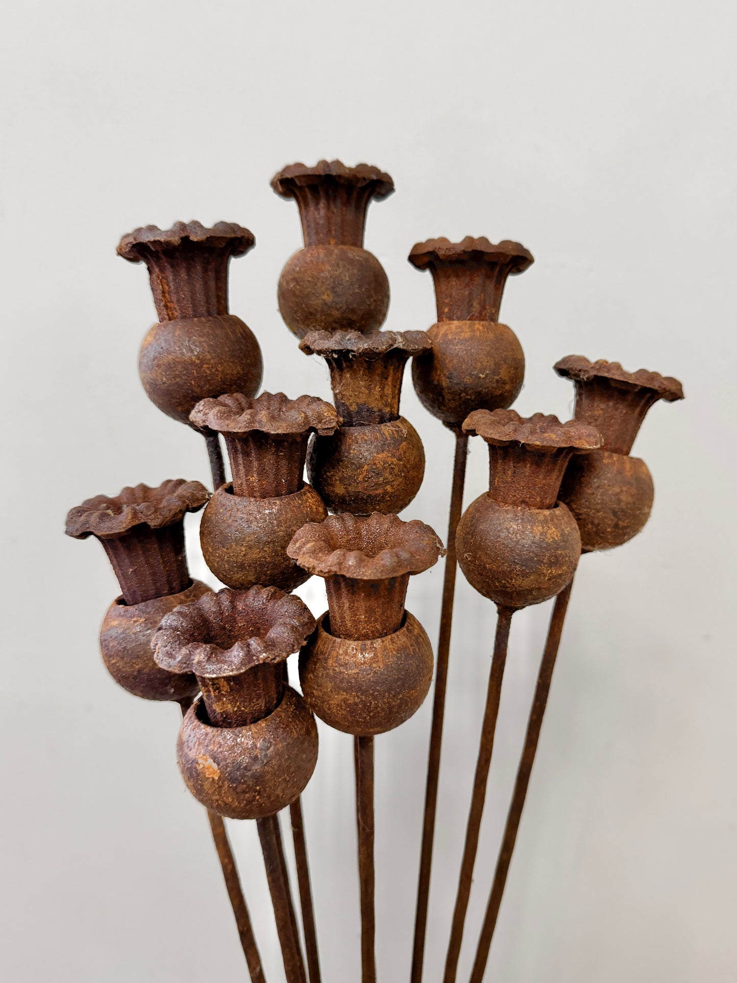 Rostige Blumengartenstecker, Blumengartendeko, Metallgartendeko, Metallgartenkunst, Metalldeko für den Außenbereich, rostiges Metallgartendeko