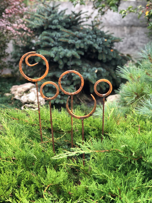 Set of 5 Rusty Metal garden stakes, Rusty garden finials, Metal garden decor, metal yard art, outdoor metal decor, Rusty metal ring decor