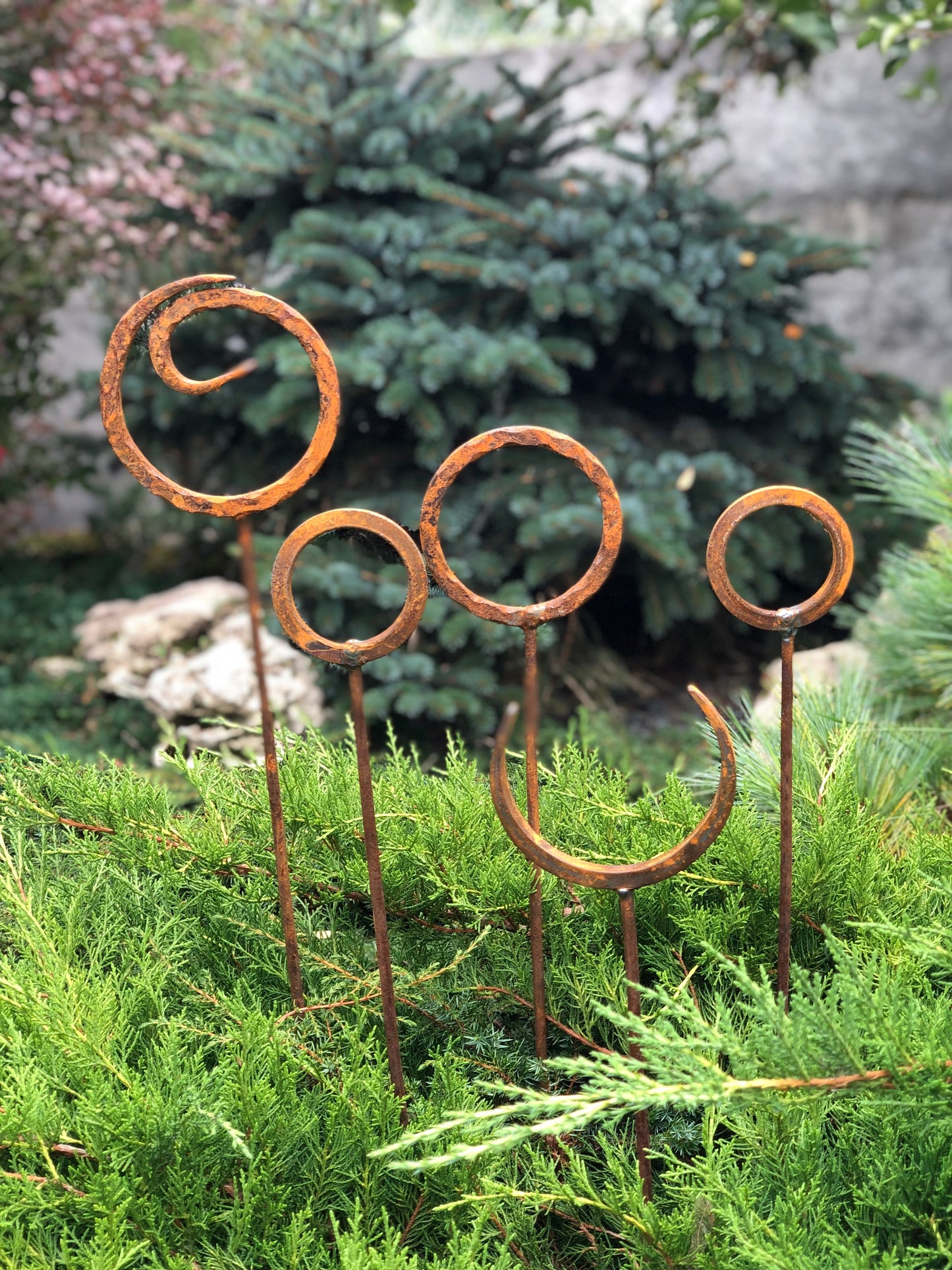 Set of 5 Rusty Metal garden stakes, Rusty garden finials, Metal garden decor, metal yard art, outdoor metal decor, Rusty metal ring decor