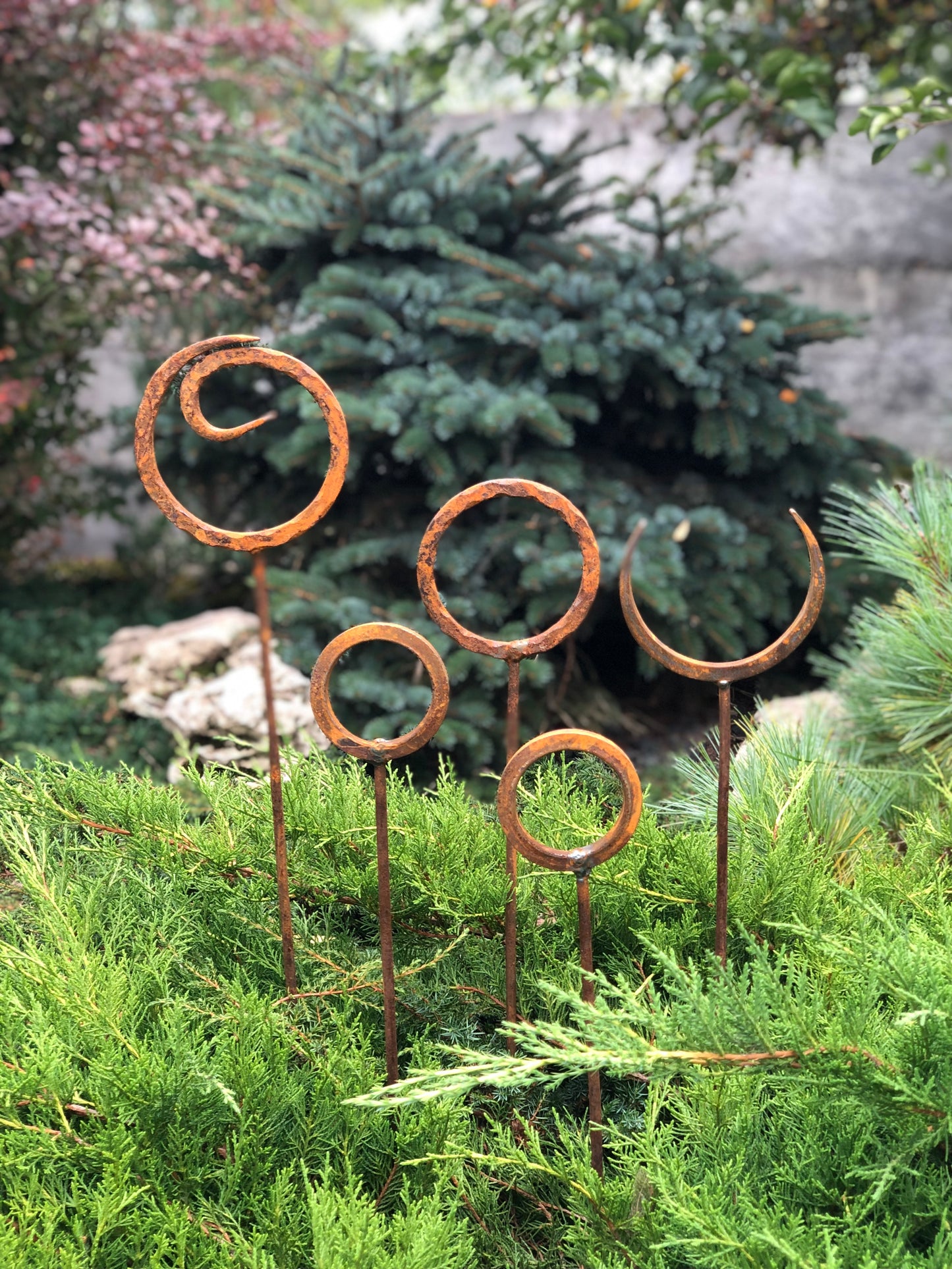 Set of 5 Rusty Metal garden stakes, Rusty garden finials, Metal garden decor, metal yard art, outdoor metal decor, Rusty metal ring decor