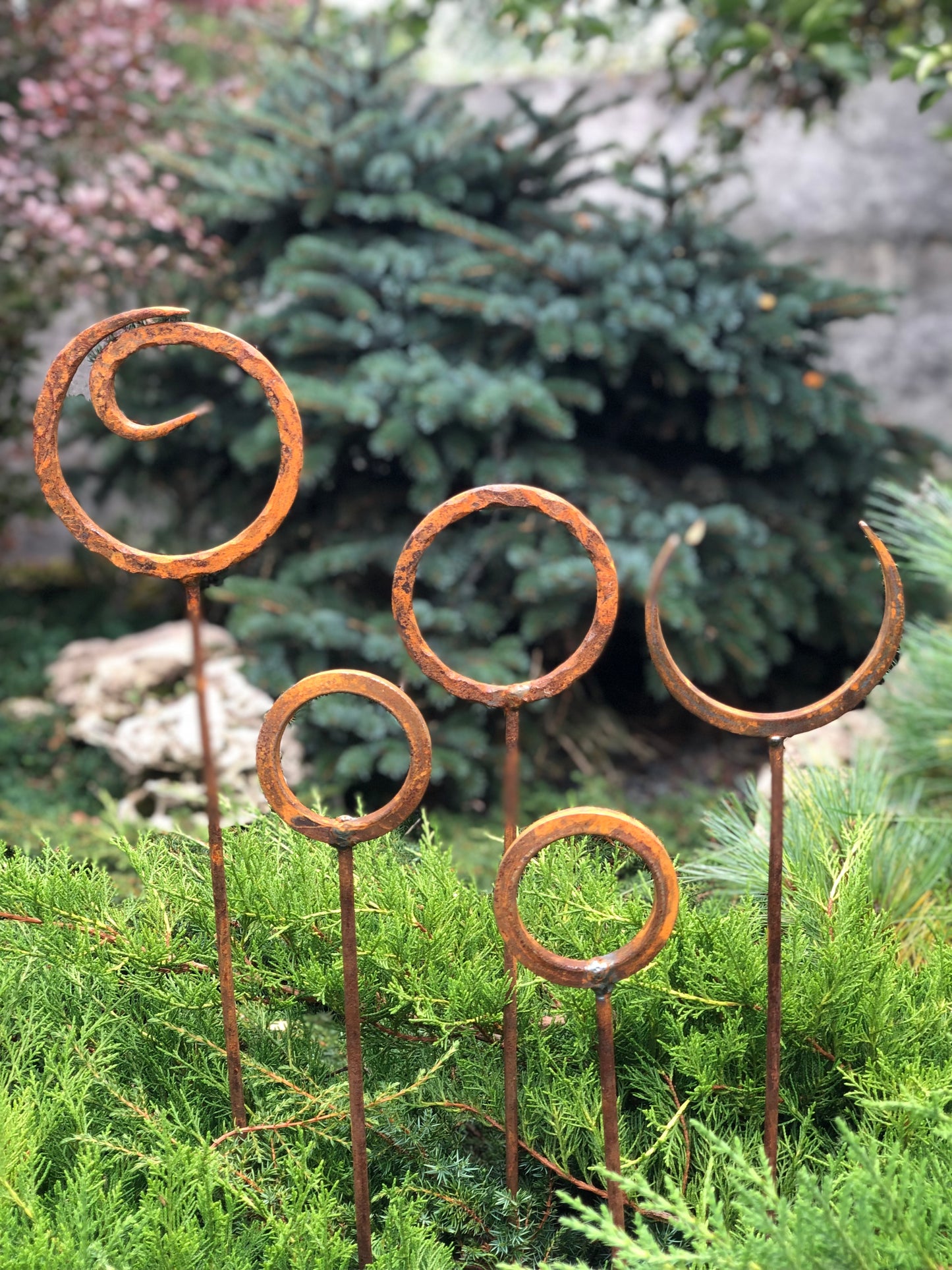 Set of 5 Rusty Metal garden stakes, Rusty garden finials, Metal garden decor, metal yard art, outdoor metal decor, Rusty metal ring decor