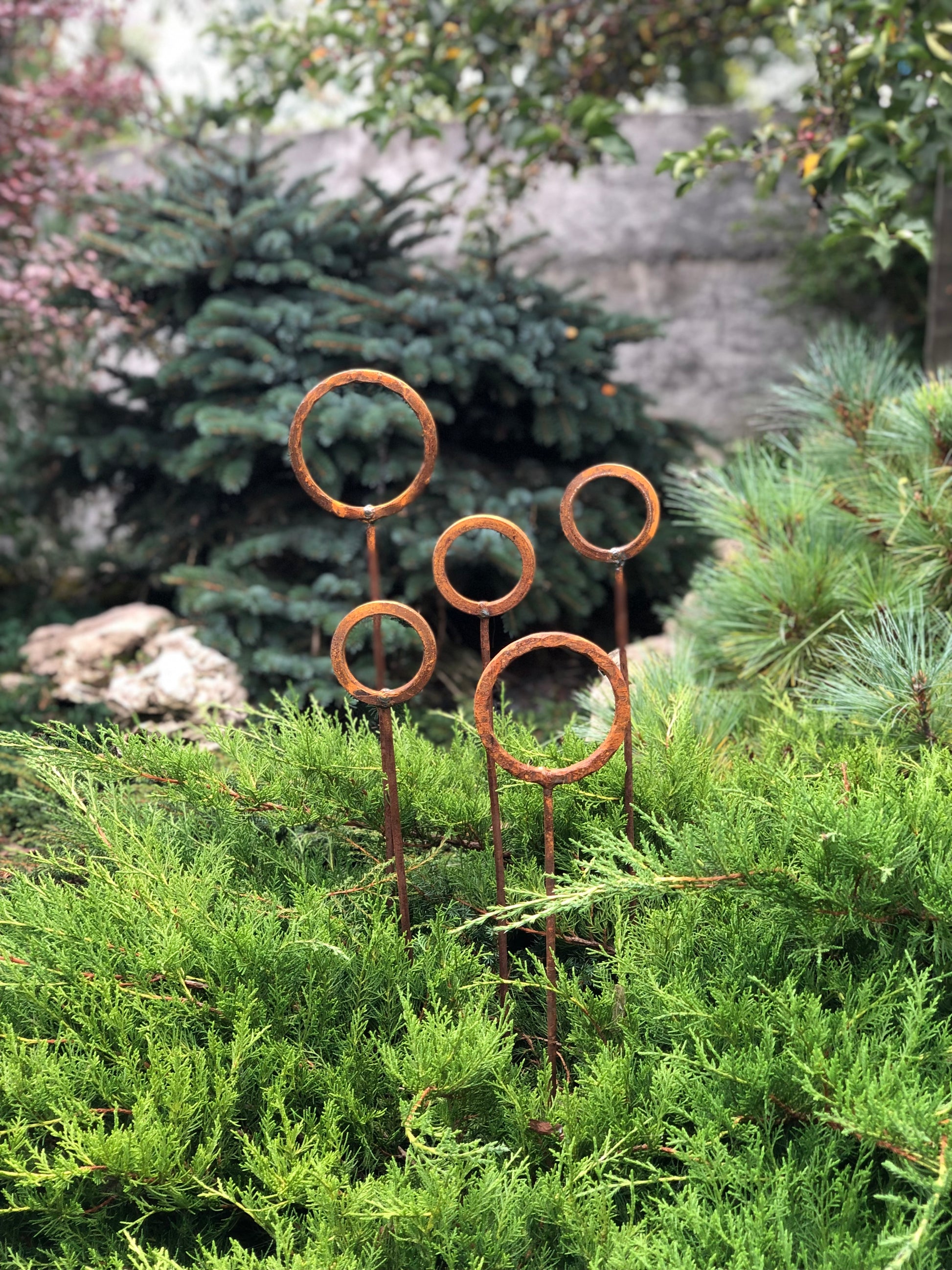 Set of 5 Rusty Metal garden stakes, Rusty garden finials, Metal garden decor, metal yard art, outdoor metal decor, Rusty metal ring decor