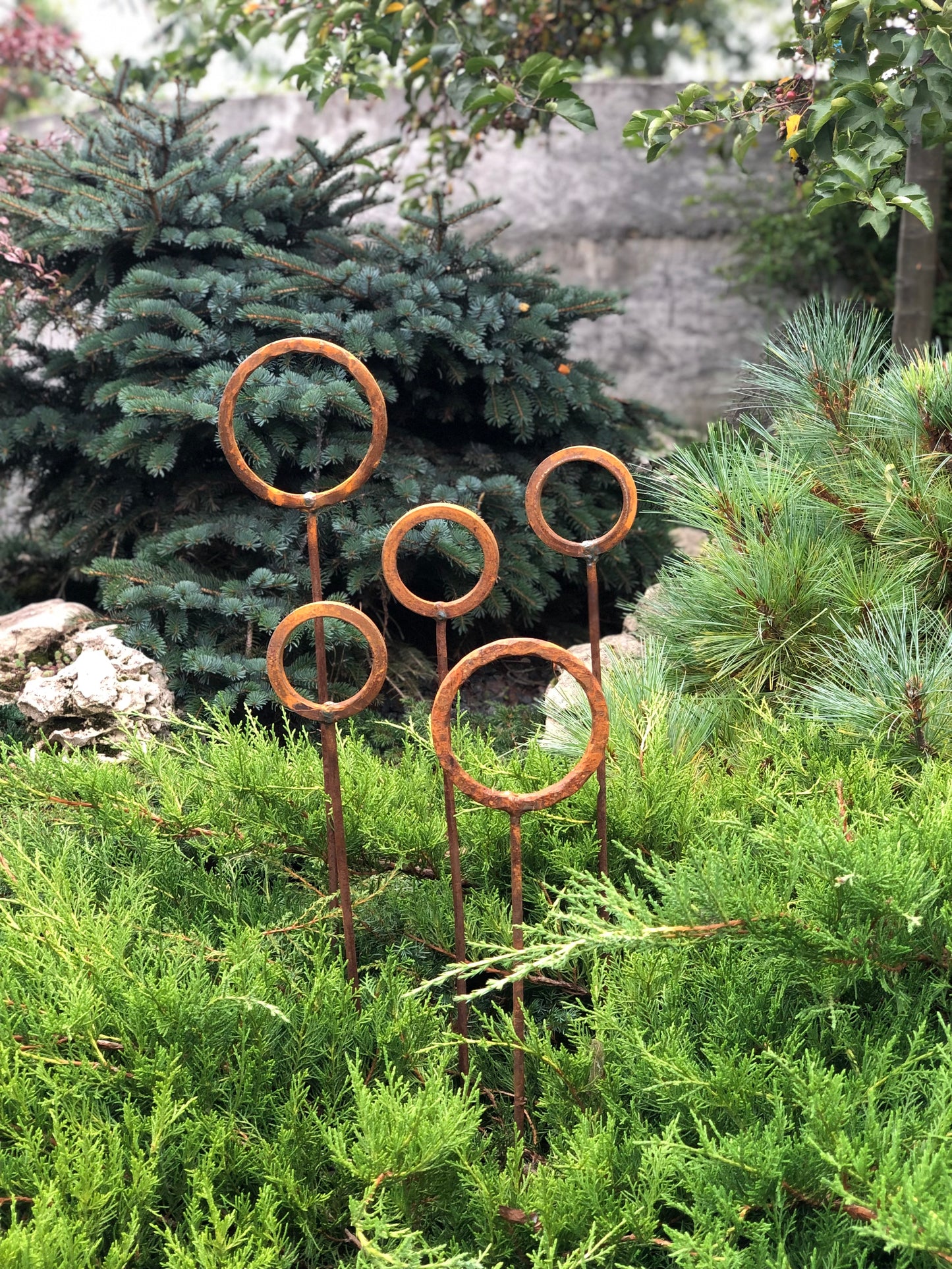 Set of 5 Rusty Metal garden stakes, Rusty garden finials, Metal garden decor, metal yard art, outdoor metal decor, Rusty metal ring decor