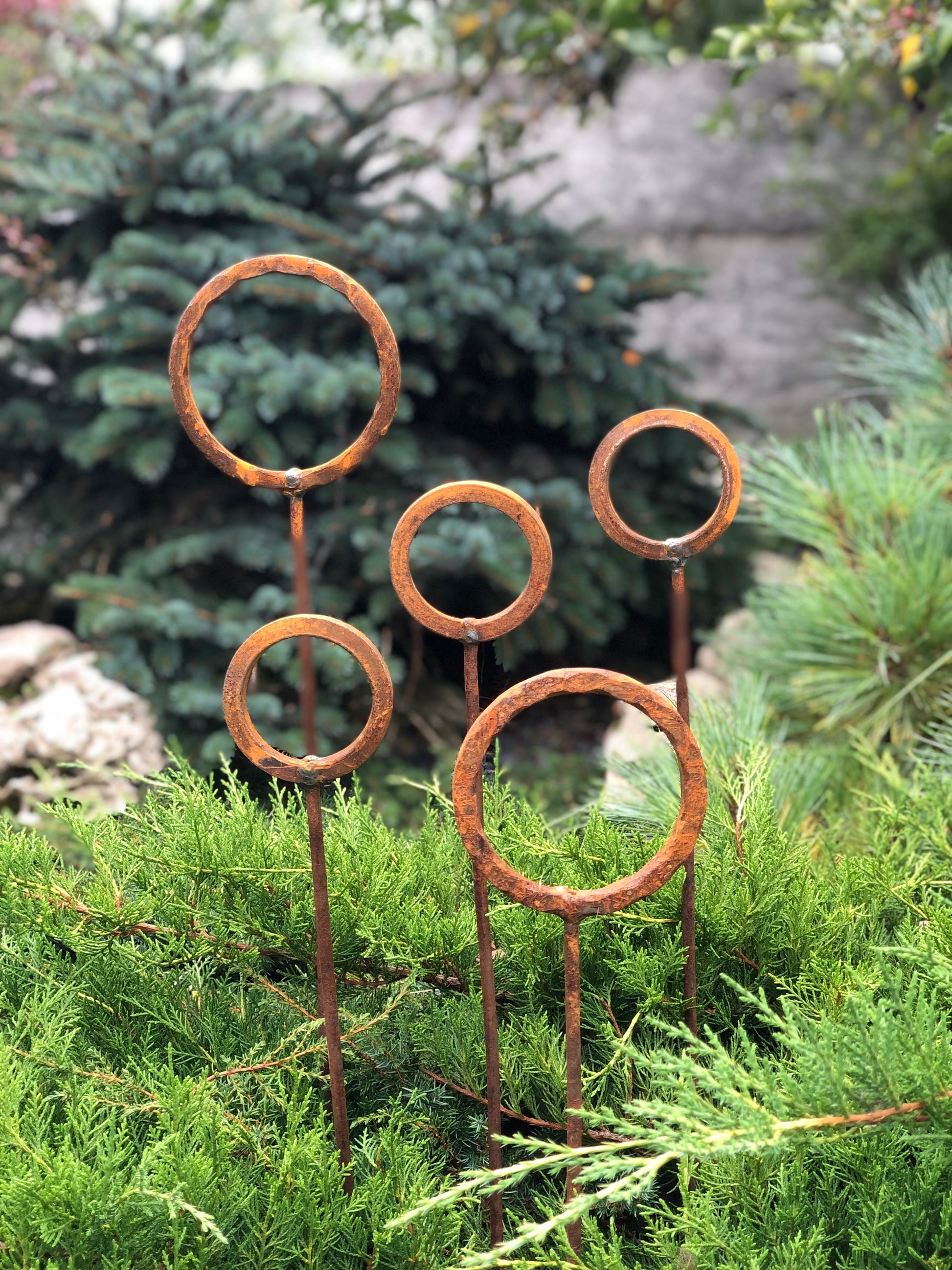 Set of 5 Rusty Metal garden stakes, Rusty garden finials, Metal garden decor, metal yard art, outdoor metal decor, Rusty metal ring decor