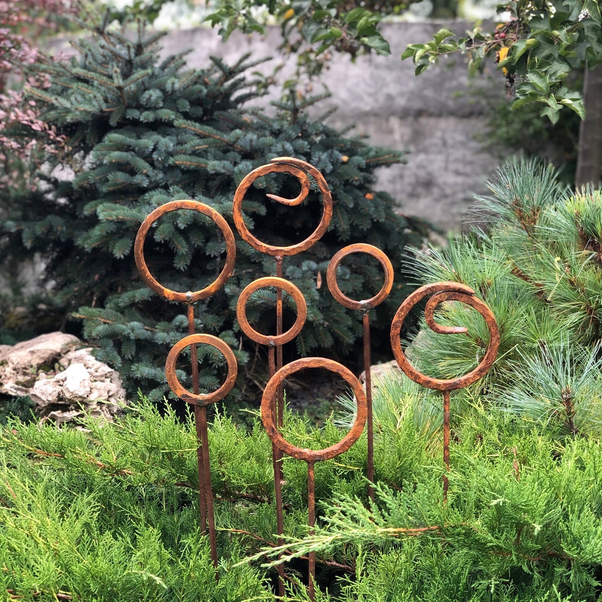 Set of 7 Rusty Metal garden stakes, Rusty garden finials, Metal garden decor, metal yard art, outdoor metal decor, Rusty metal ring decor