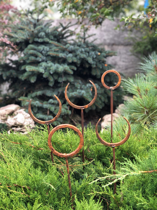 Set of 5 Rusty Metal garden stakes, Rusty garden finials, Metal garden decor, metal yard art, outdoor metal decor, Rusty metal ring decor