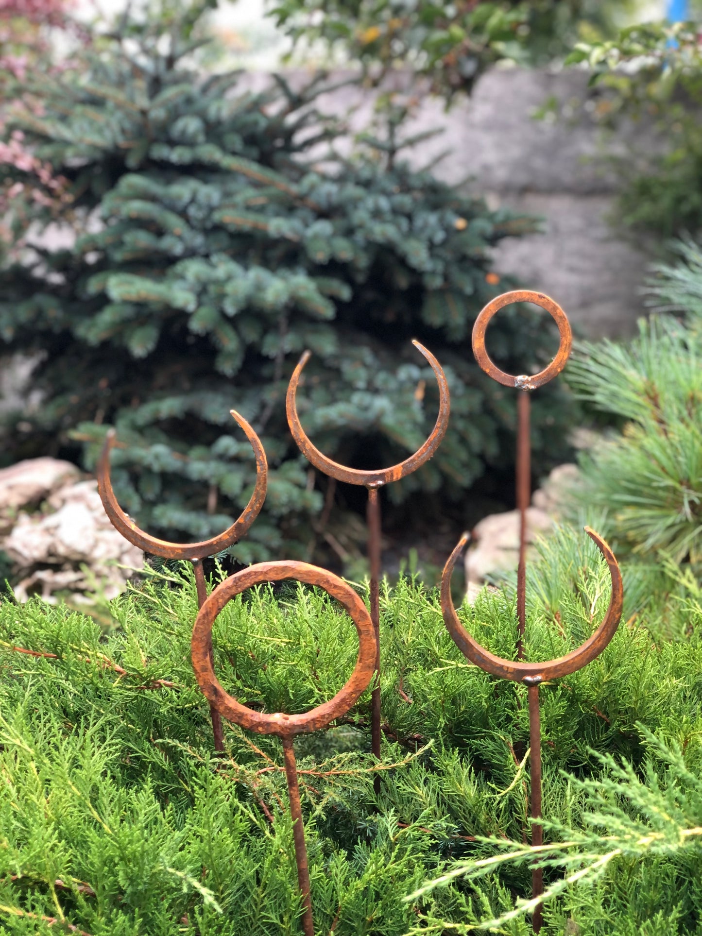 Set of 5 Rusty Metal garden stakes, Rusty garden finials, Metal garden decor, metal yard art, outdoor metal decor, Rusty metal ring decor