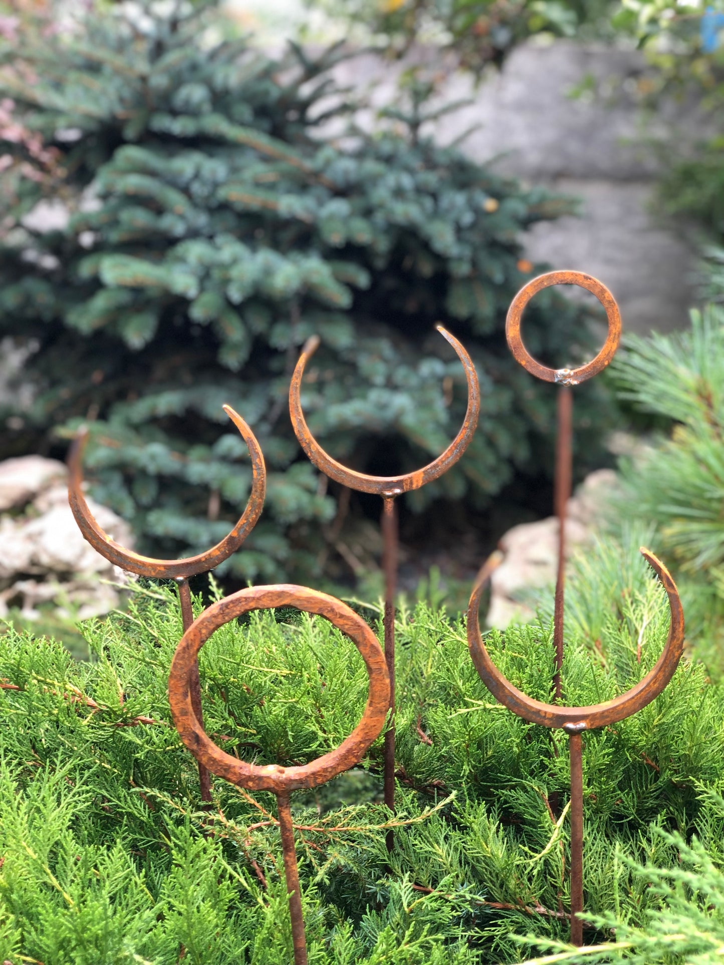 Set of 5 Rusty Metal garden stakes, Rusty garden finials, Metal garden decor, metal yard art, outdoor metal decor, Rusty metal ring decor