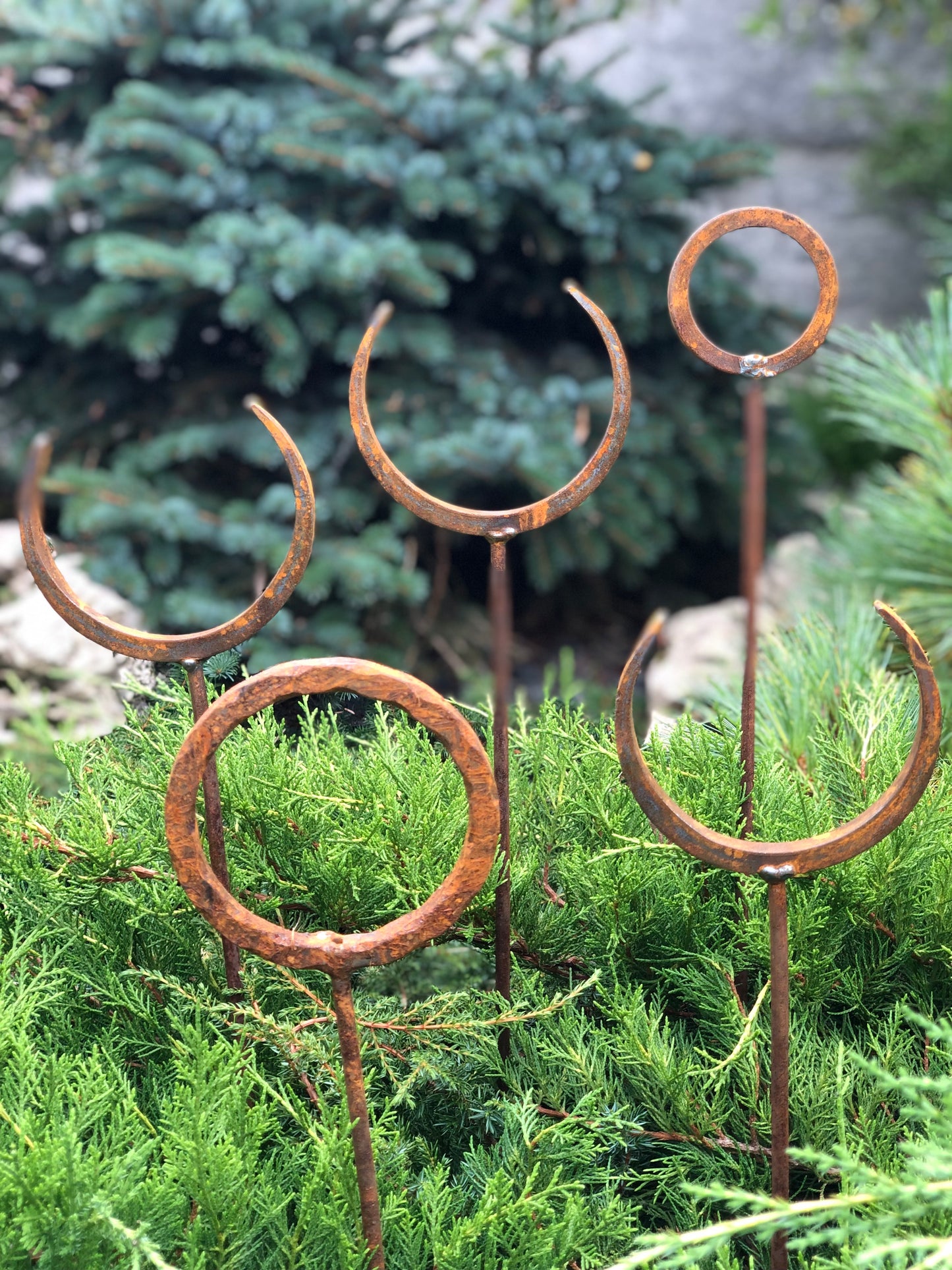 Set of 5 Rusty Metal garden stakes, Rusty garden finials, Metal garden decor, metal yard art, outdoor metal decor, Rusty metal ring decor