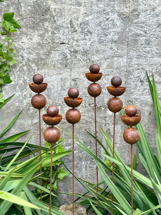 Set mit 3 Gartenpfählen und Endstücken aus rostigem Metall: Rustikale Metalldekoration für Ihren Garten.