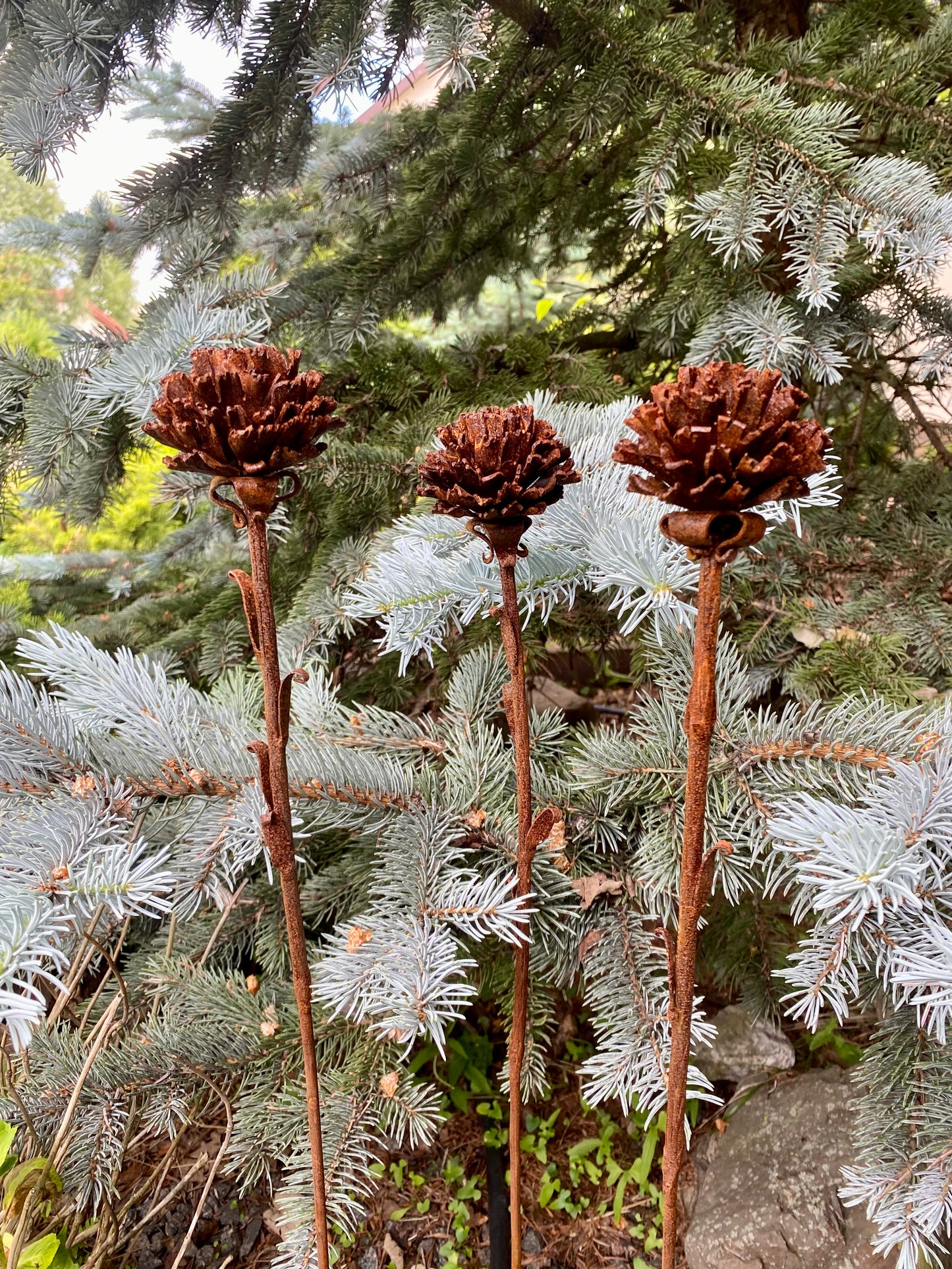 Blumenset aus rostigen Nelken, 3 rostige Blumen Gartenstecker, Metall Gartendeko, Outdoor Metalldeko, Rostiges Metall Gartendeko
