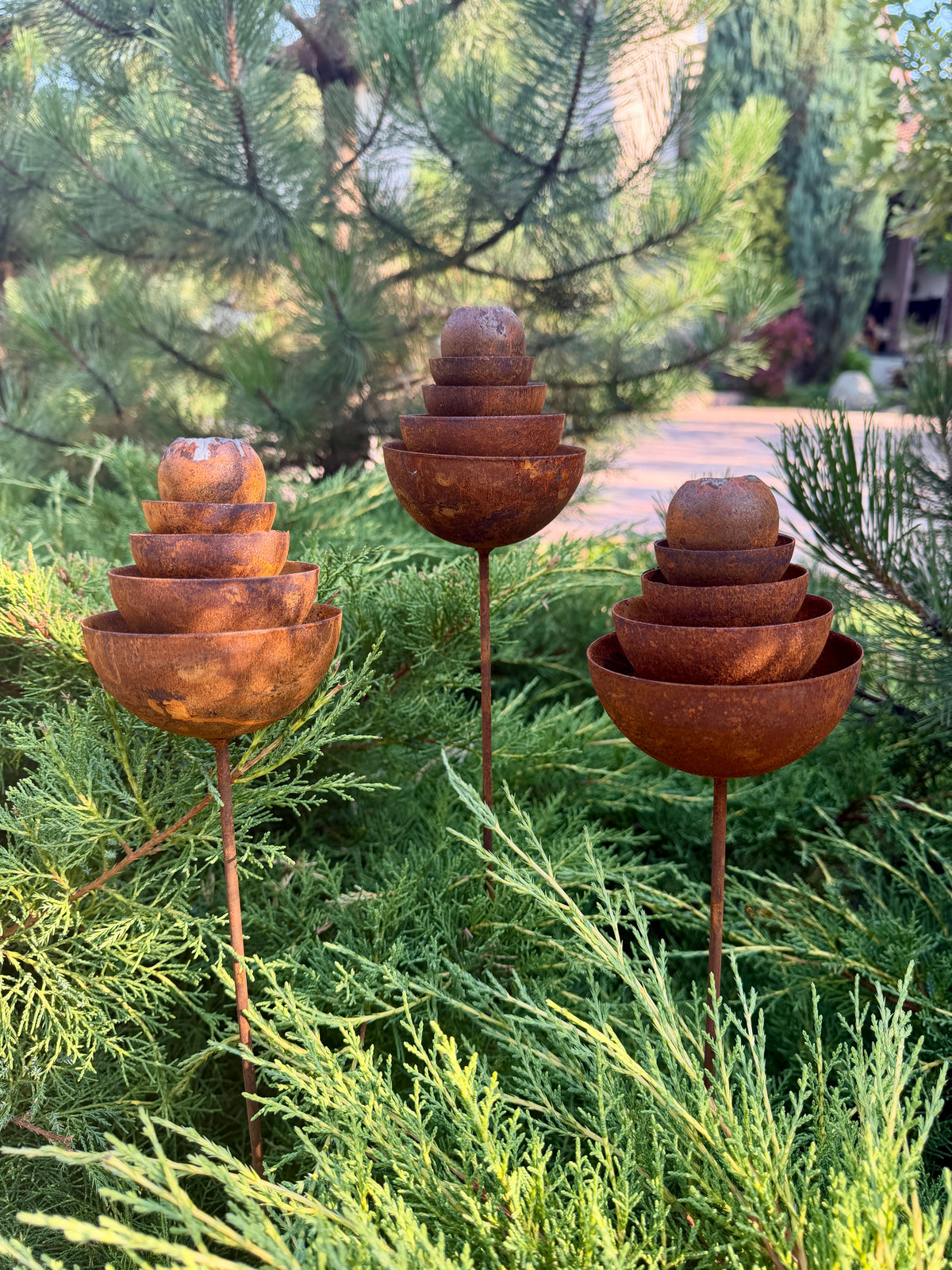 Recolectores de lluvia de metal, vasos para abejas para decoración de jardín al aire libre, decoración de jardín de abejas, comedero de mariposas, estación de agua, estacas de flores oxidadas para jardín