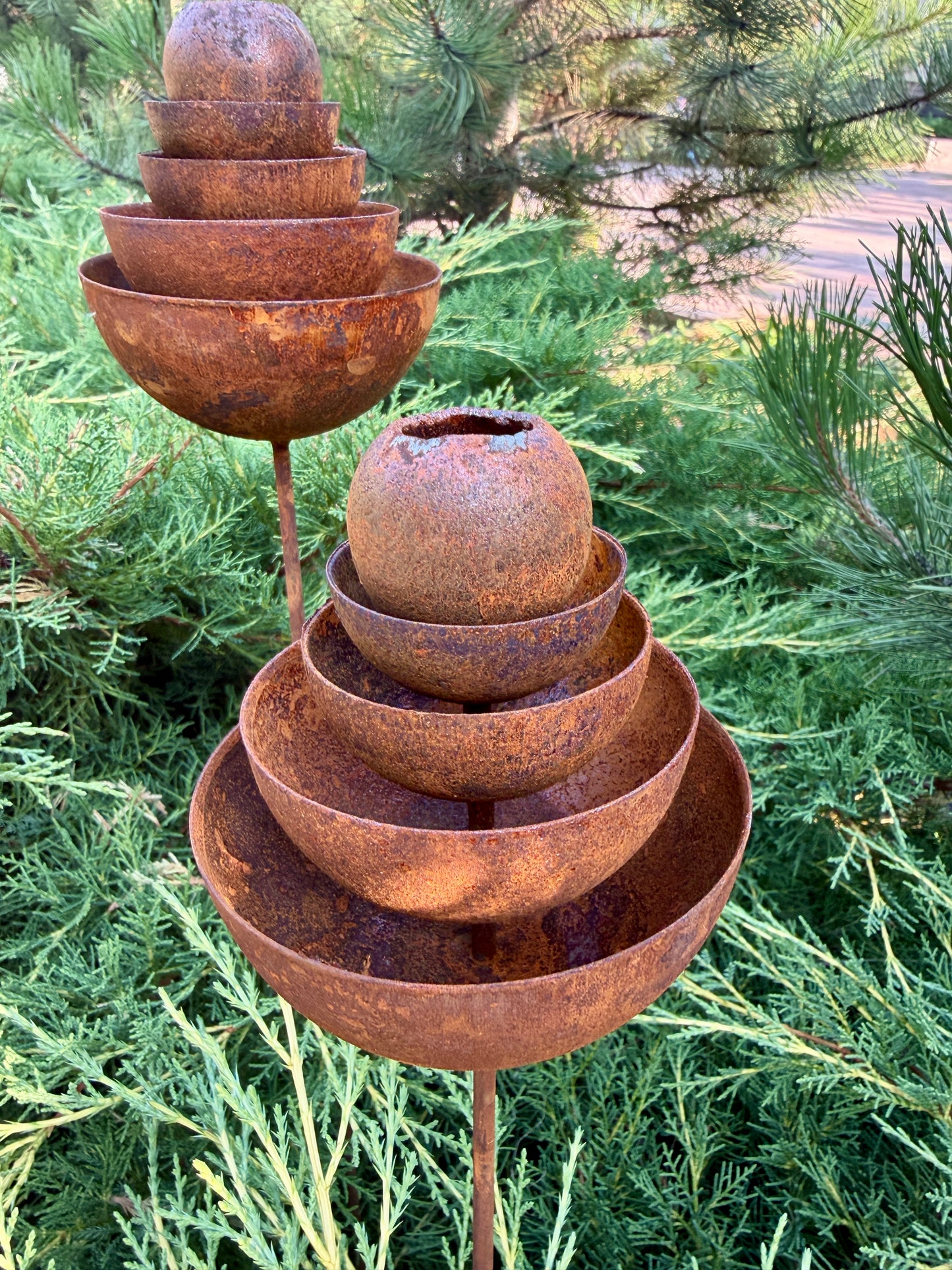 Recolectores de lluvia de metal, vasos para abejas para decoración de jardín al aire libre, decoración de jardín de abejas, comedero de mariposas, estación de agua, estacas de flores oxidadas para jardín