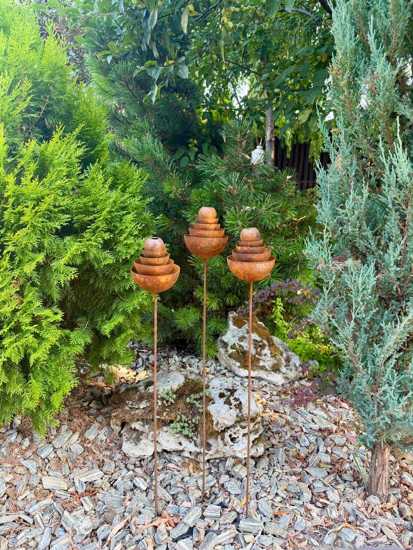 Recolectores de lluvia de metal, vasos para abejas para decoración de jardín al aire libre, decoración de jardín de abejas, comedero de mariposas, estación de agua, estacas de flores oxidadas para jardín