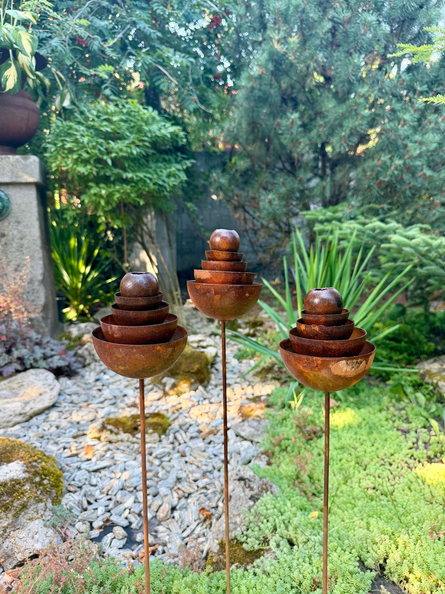 Recolectores de lluvia de metal, vasos para abejas para decoración de jardín al aire libre, decoración de jardín de abejas, comedero de mariposas, estación de agua, estacas de flores oxidadas para jardín