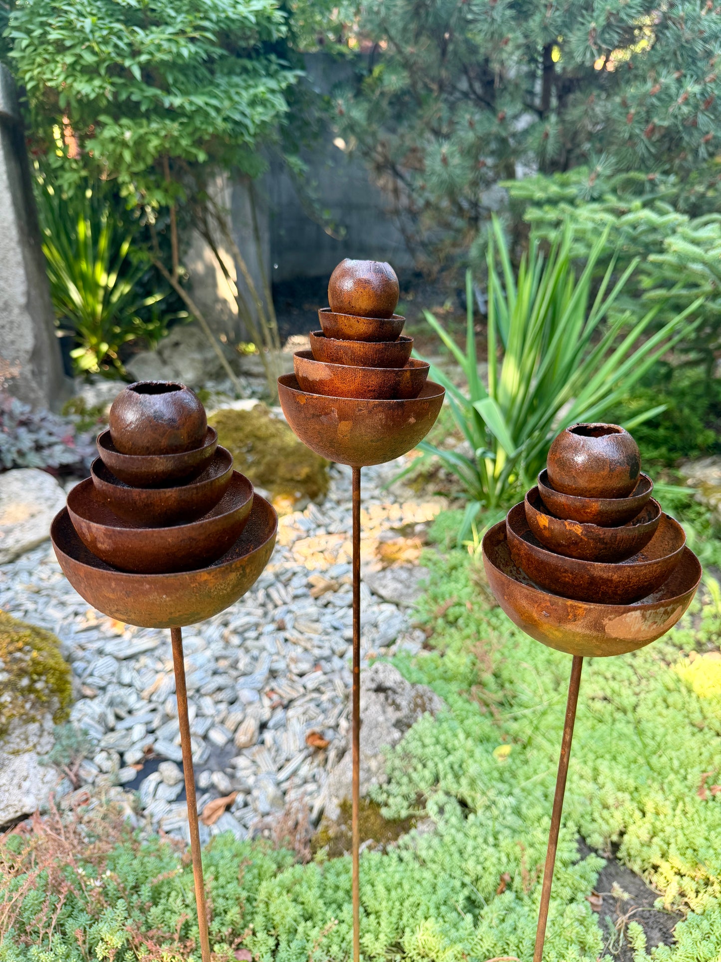 Recolectores de lluvia de metal, vasos para abejas para decoración de jardín al aire libre, decoración de jardín de abejas, comedero de mariposas, estación de agua, estacas de flores oxidadas para jardín