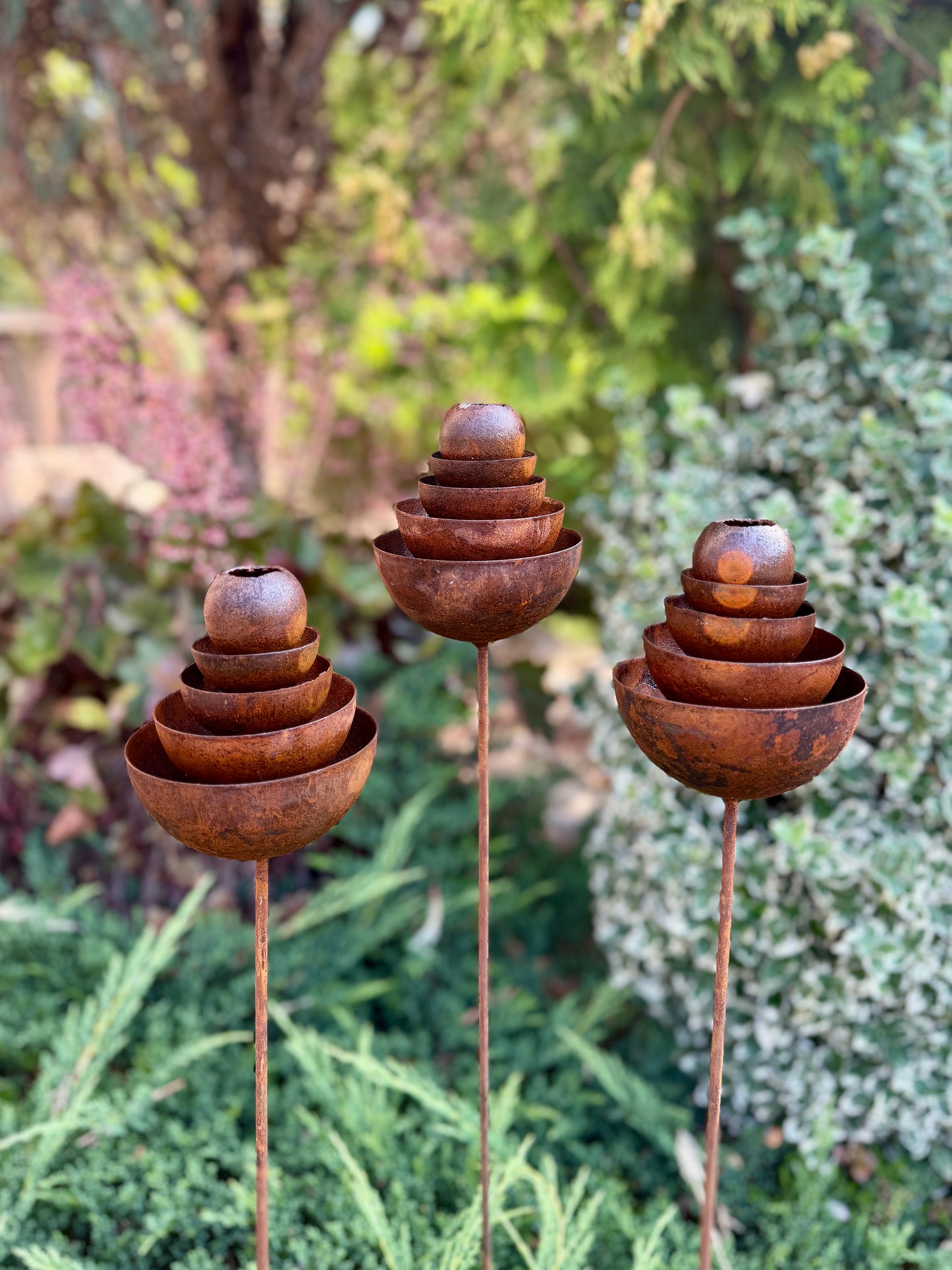 Recolectores de lluvia de metal, vasos para abejas para decoración de jardín al aire libre, decoración de jardín de abejas, comedero de mariposas, estación de agua, estacas de flores oxidadas para jardín