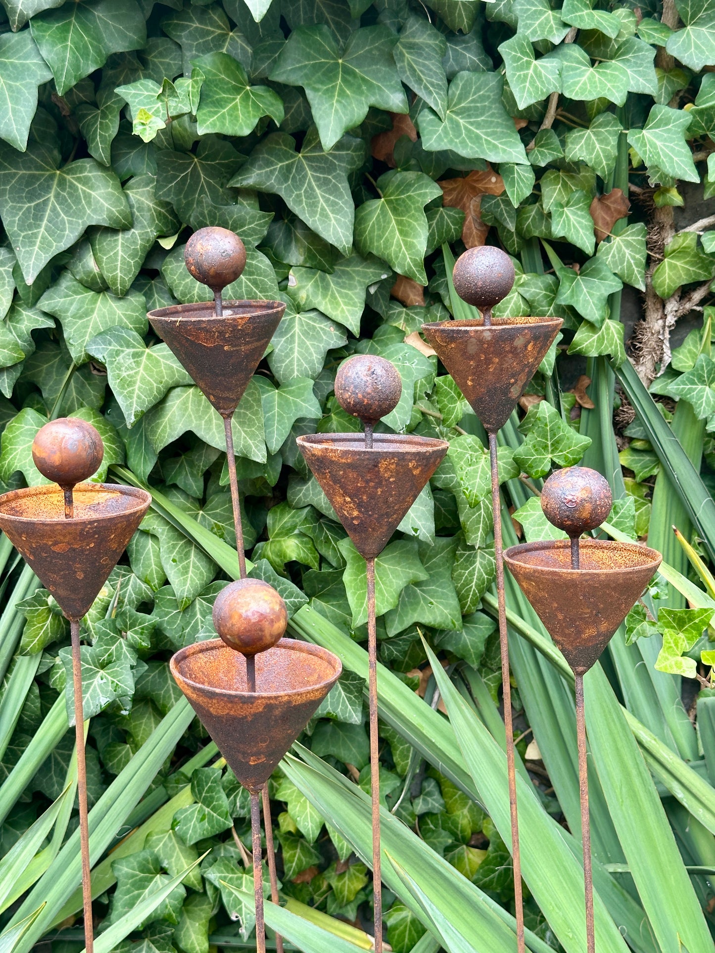 Juego de 6 estacas rústicas de metal para jardín, colector de lluvia, alimentador de abejas y mariposas, decoración exterior