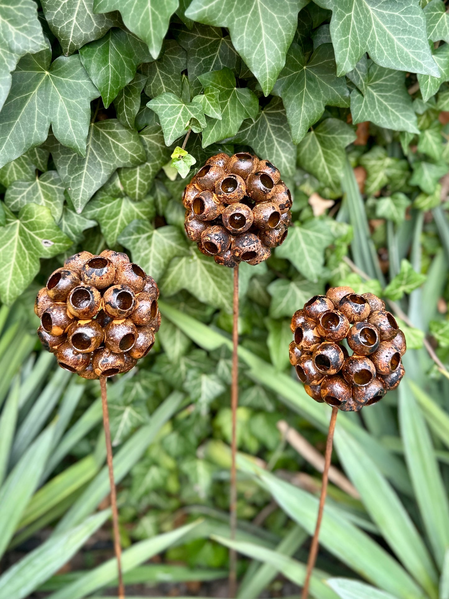 Moderne minimalistische Gartenstecker, rostiges Metall für den Garten oder die Außendekoration