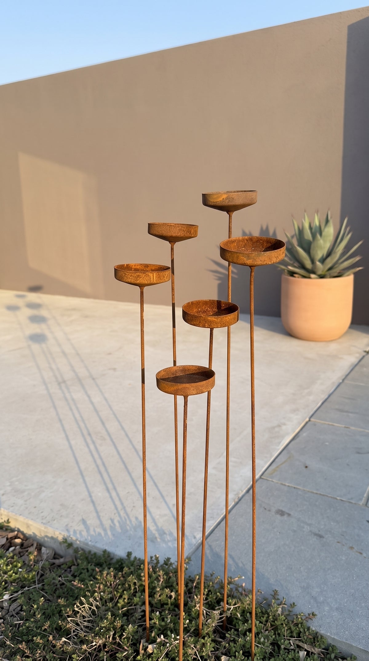 Estacas para jardín Rusty Flower - Mini recolectores de lluvia de metal, decoración única para jardín al aire libre