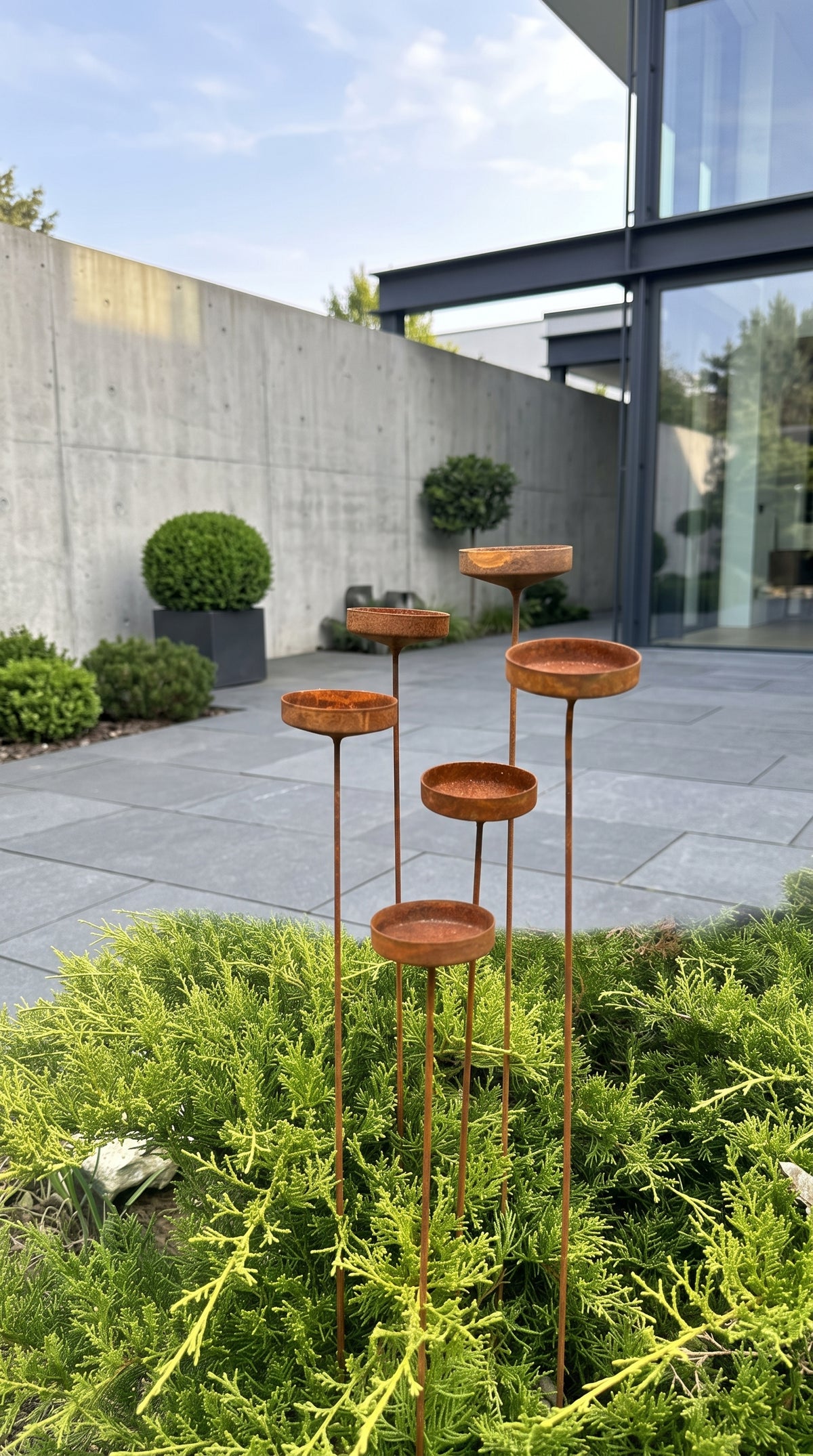 Estacas para jardín Rusty Flower - Mini recolectores de lluvia de metal, decoración única para jardín al aire libre