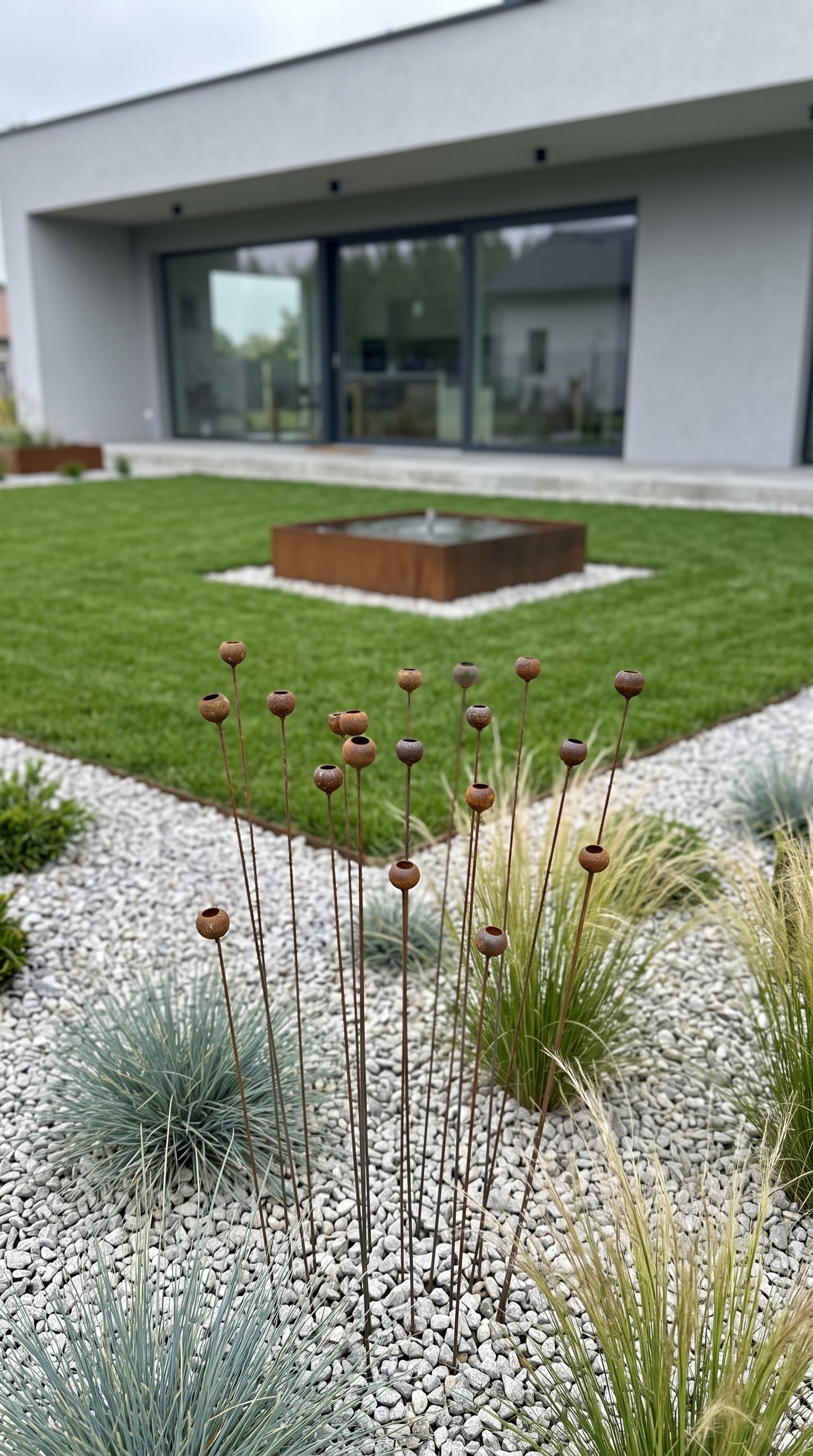 Set mit 20 kleinen rostigen Blumen: Authentische Gartendekoration aus Metall für Schönheit und Charme im Freien, ideal für Regenfänger aus Metall und Gartenkunst.