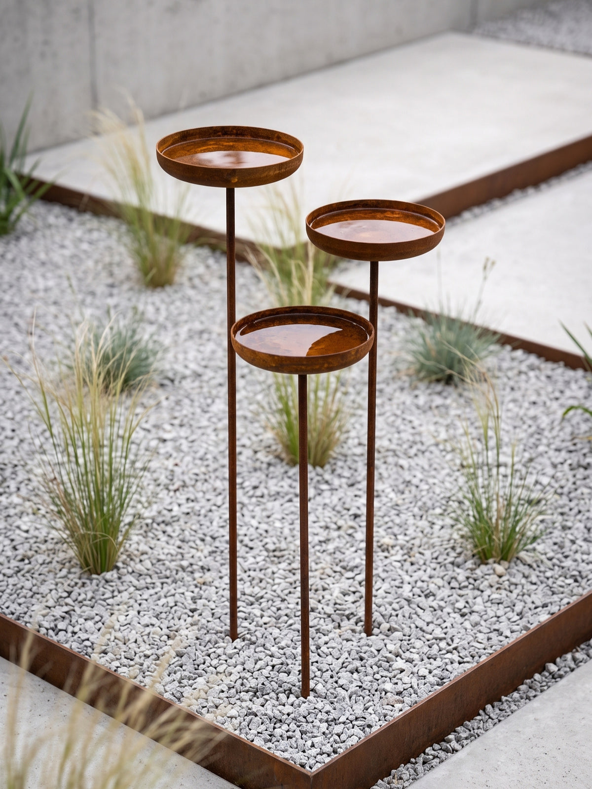 Estacas de jardín de metal oxidado, tres pluviómetros de metal de 6", decoración de jardín para bebederos de pájaros